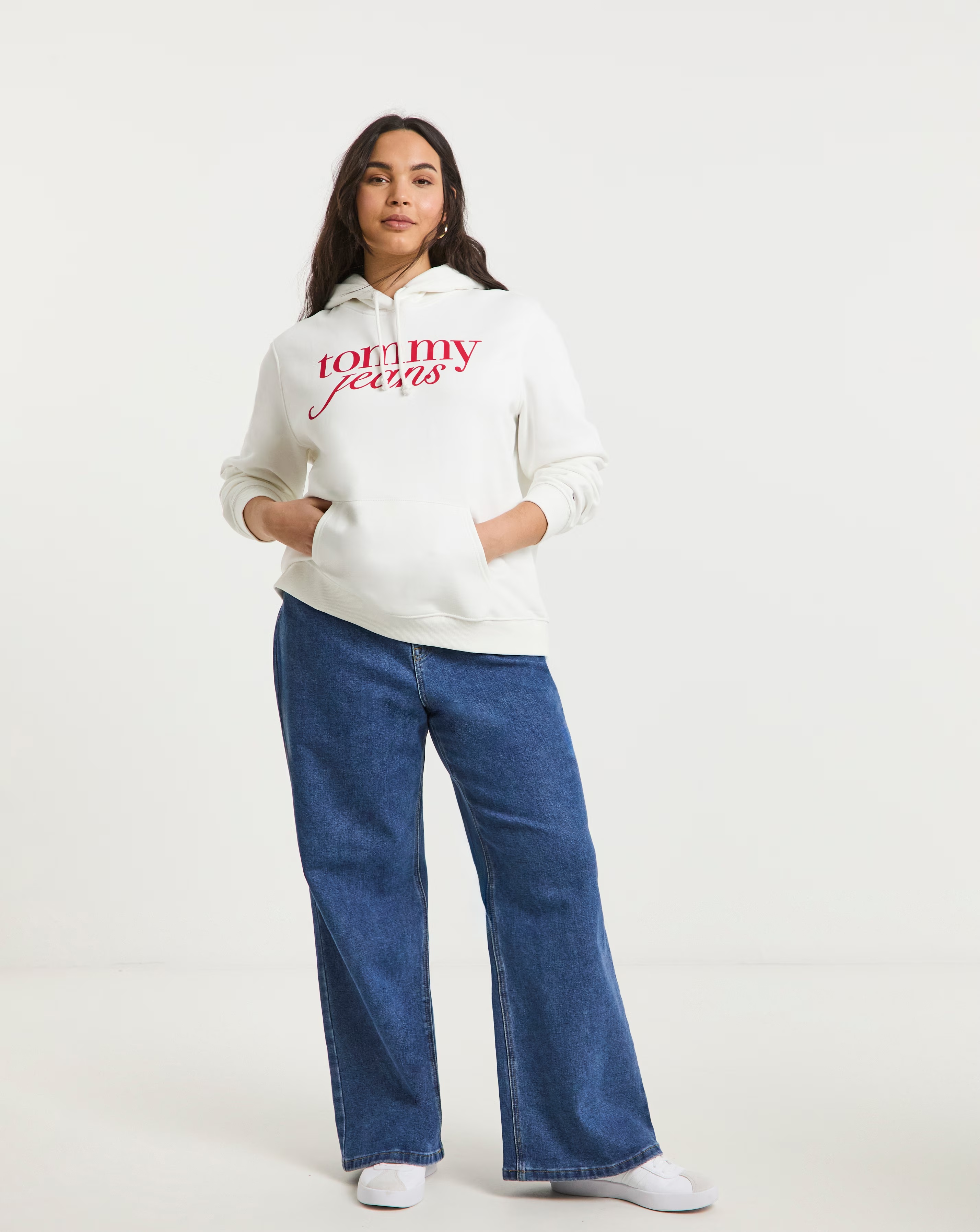 23716-tommy-jeans-regular-essentials-logo-hoodie-ext-1.webp