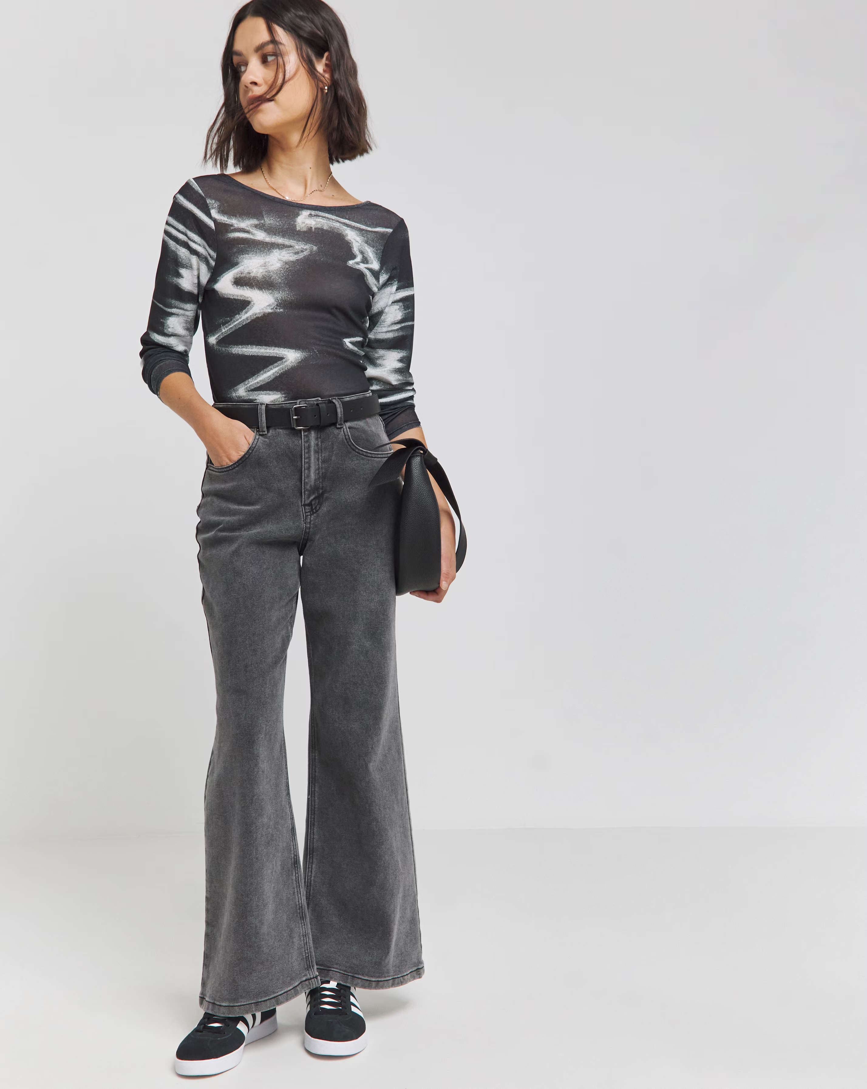 27987-mono-print-mesh-scoop-back-top-1.webp