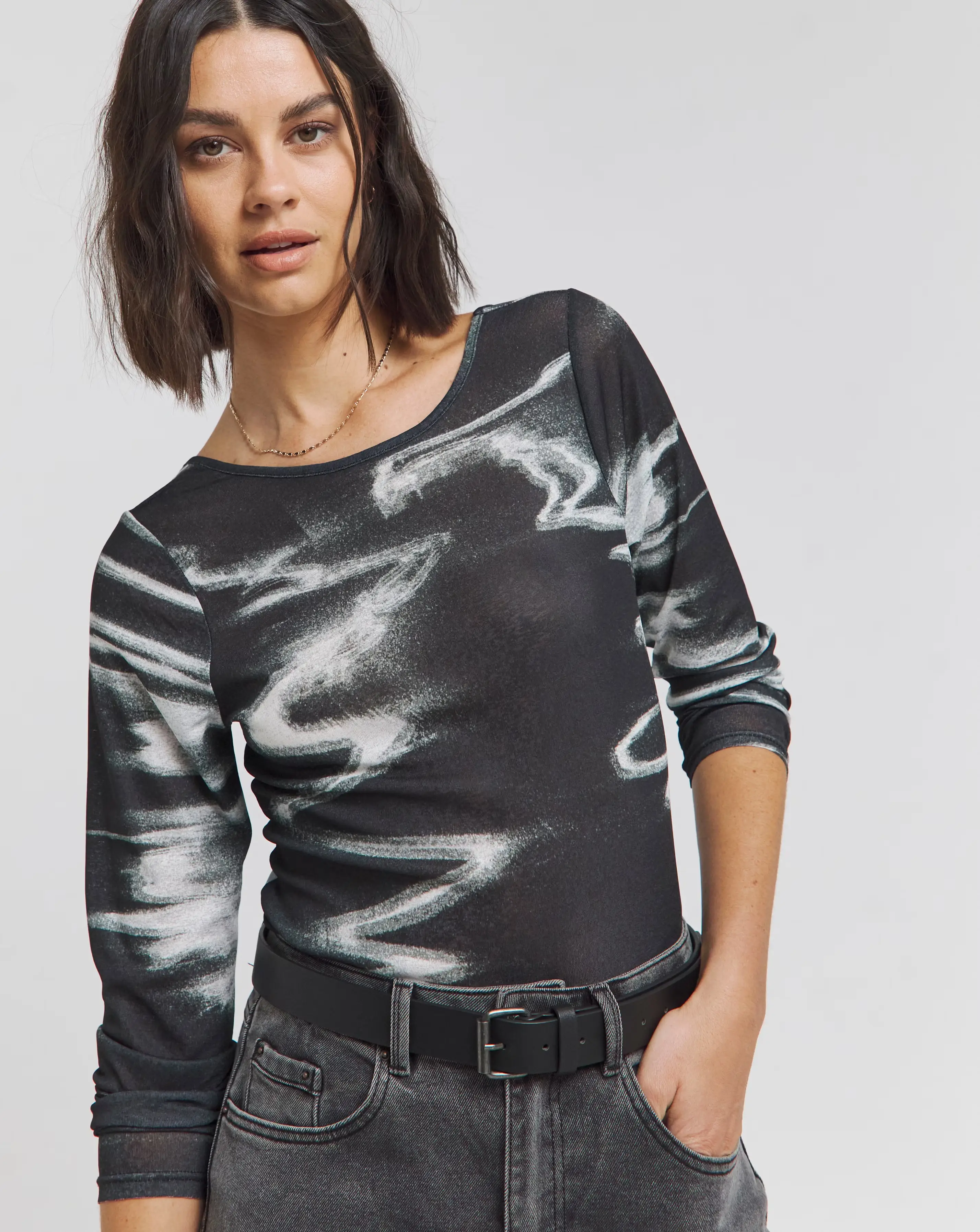 27987-mono-print-mesh-scoop-back-top-1.webp