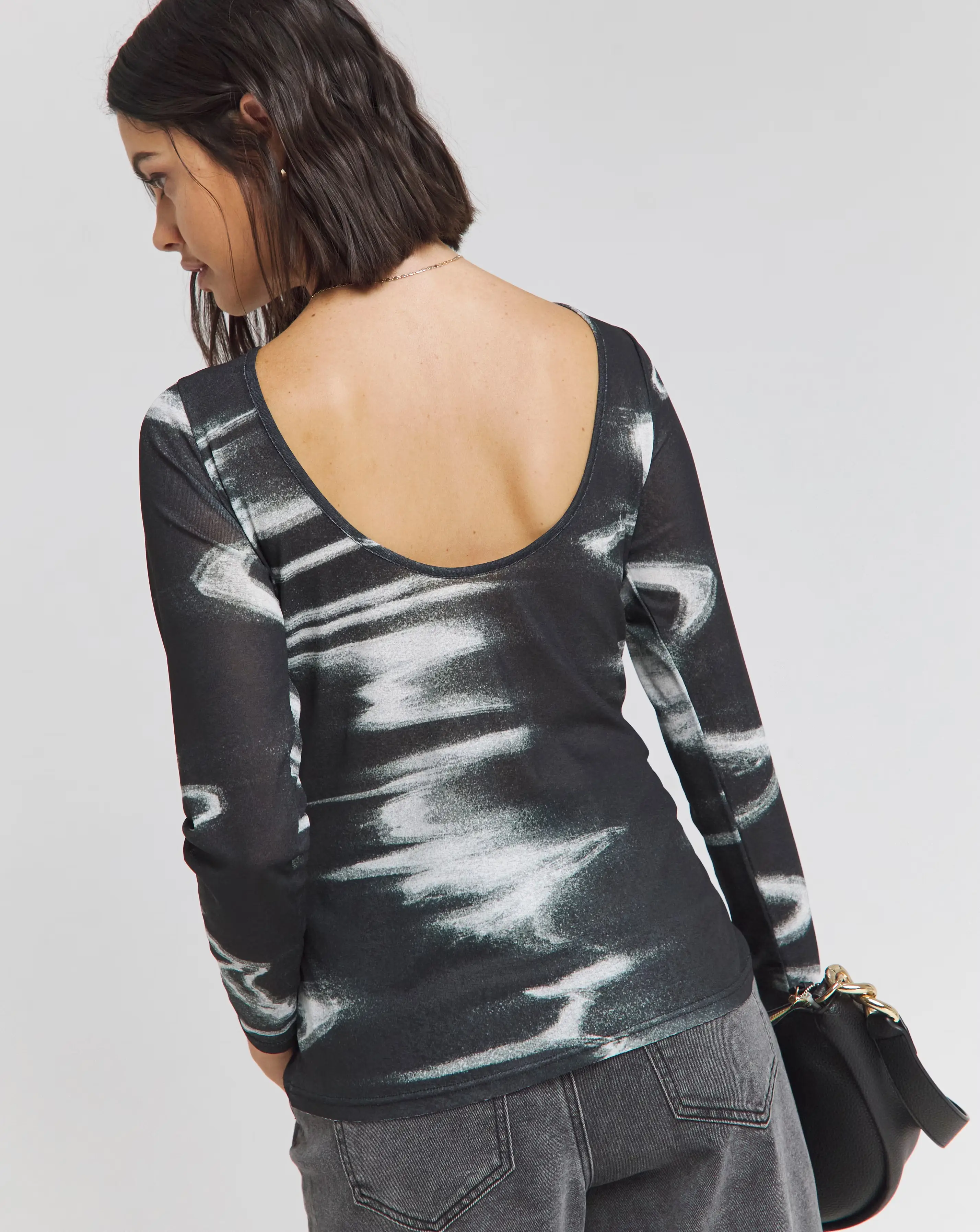 27987-mono-print-mesh-scoop-back-top-1.webp