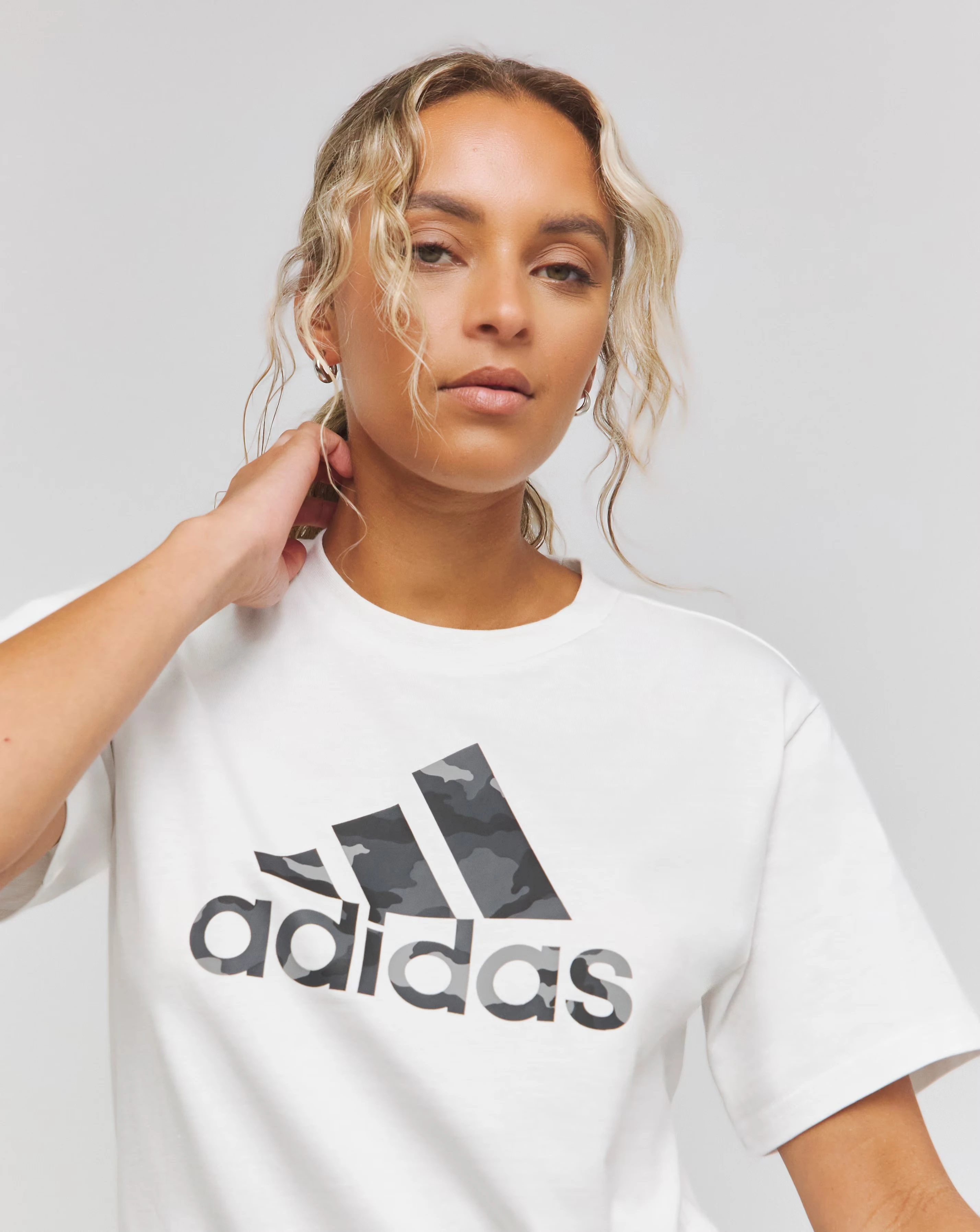 29135-adidas-big-logo-t-shirt-1.webp