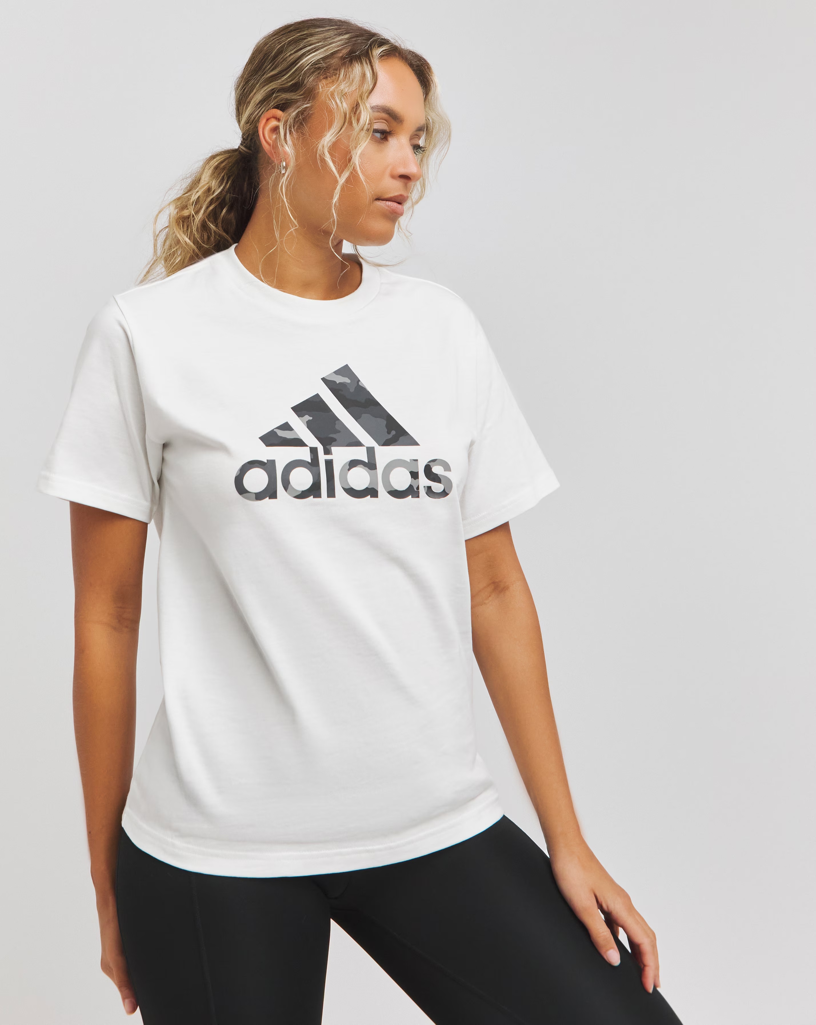 29135-adidas-big-logo-t-shirt-1.webp
