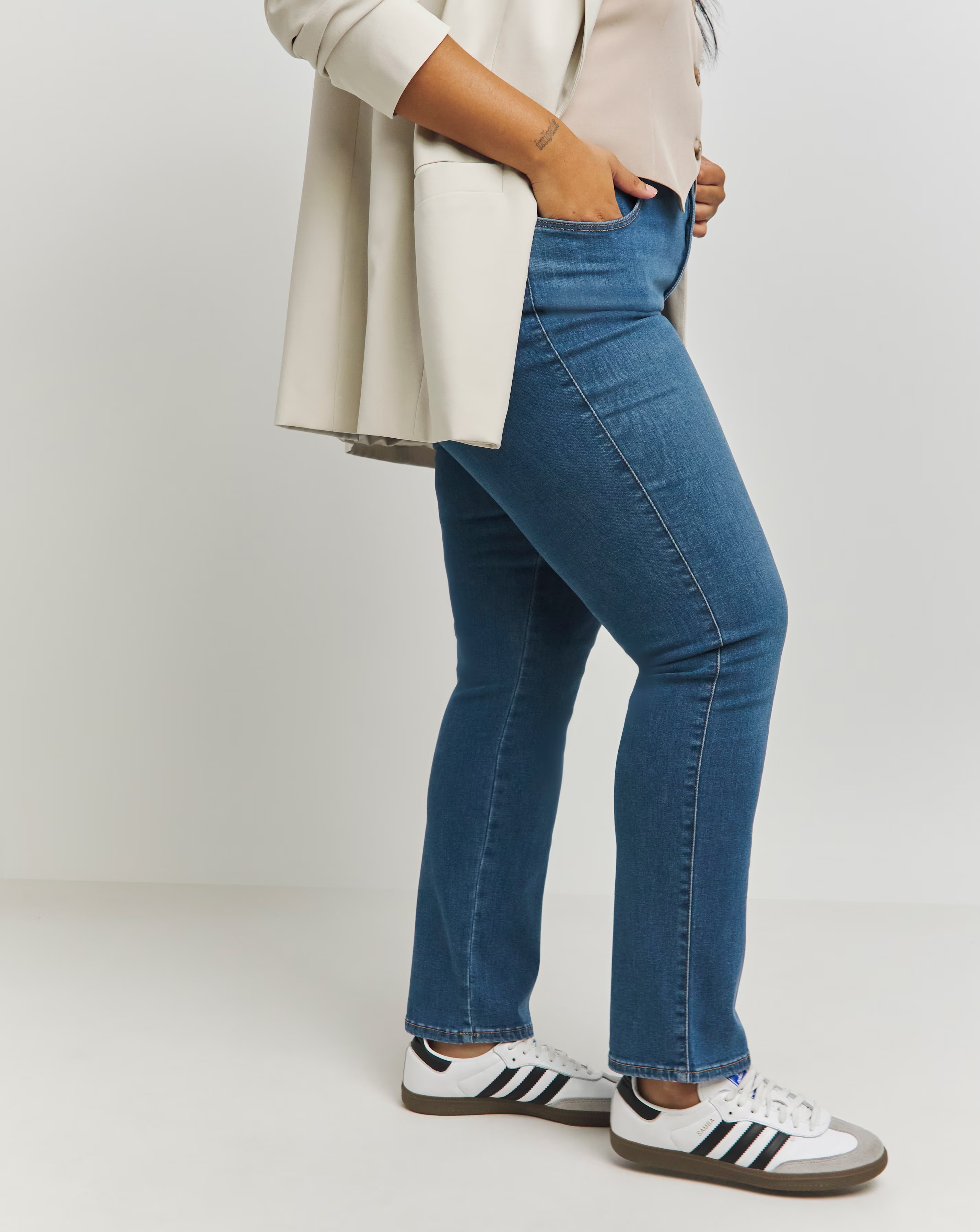 34725-wrangler-slim-jeans-1.jpg