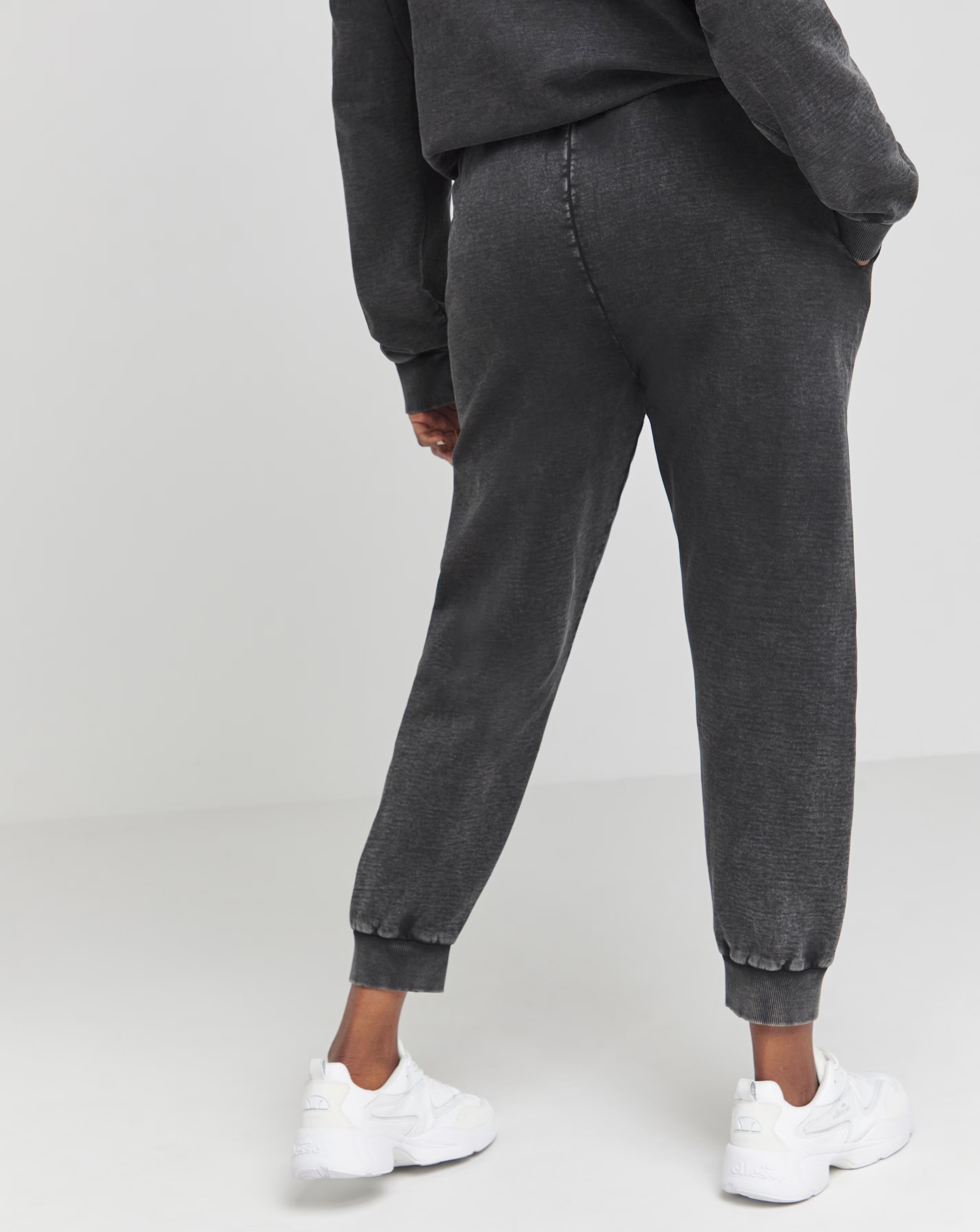 35051-ellesse-xaya-jog-pant-1.jpg