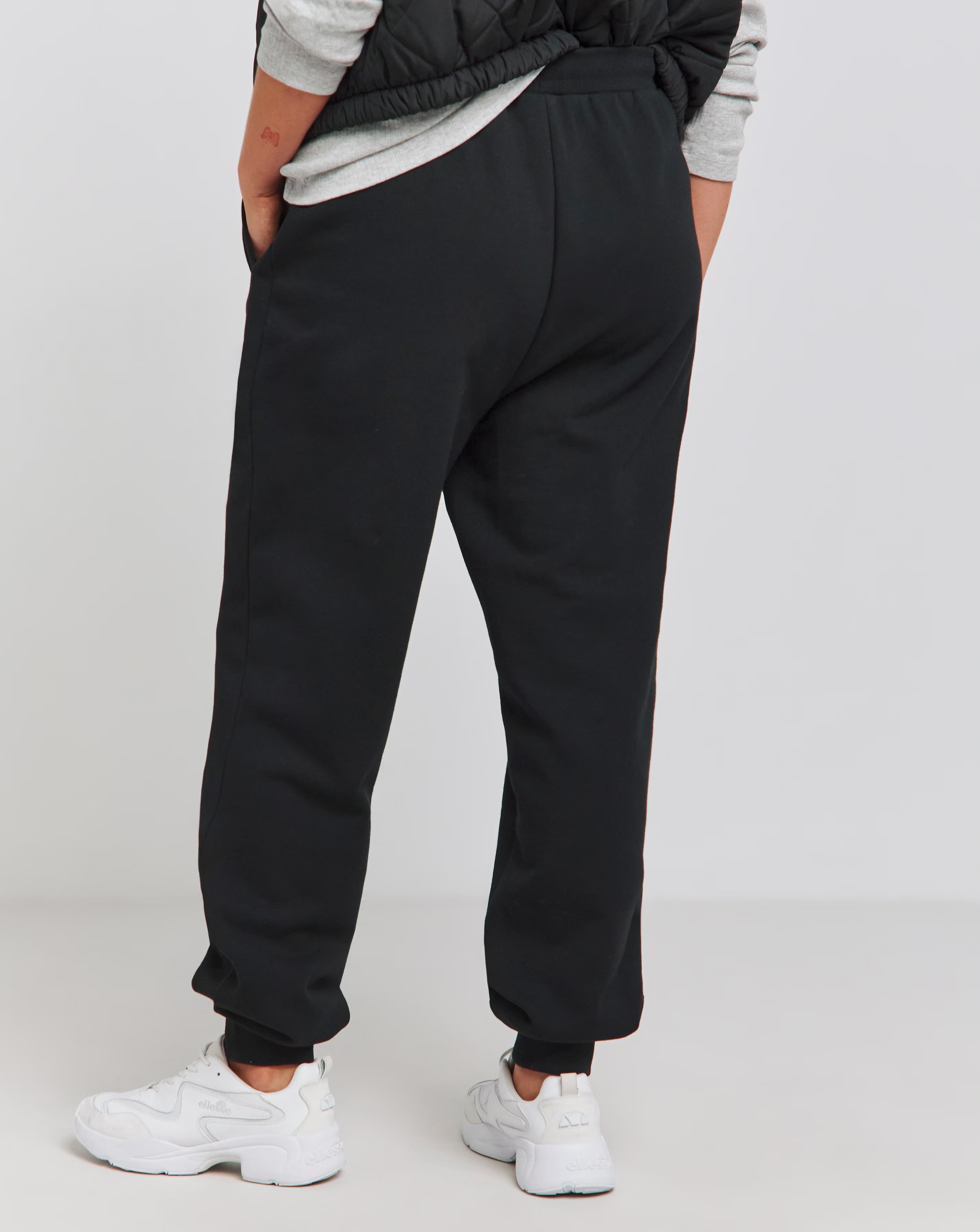 35123-ellesse-queenstown-jog-pant-1.jpg