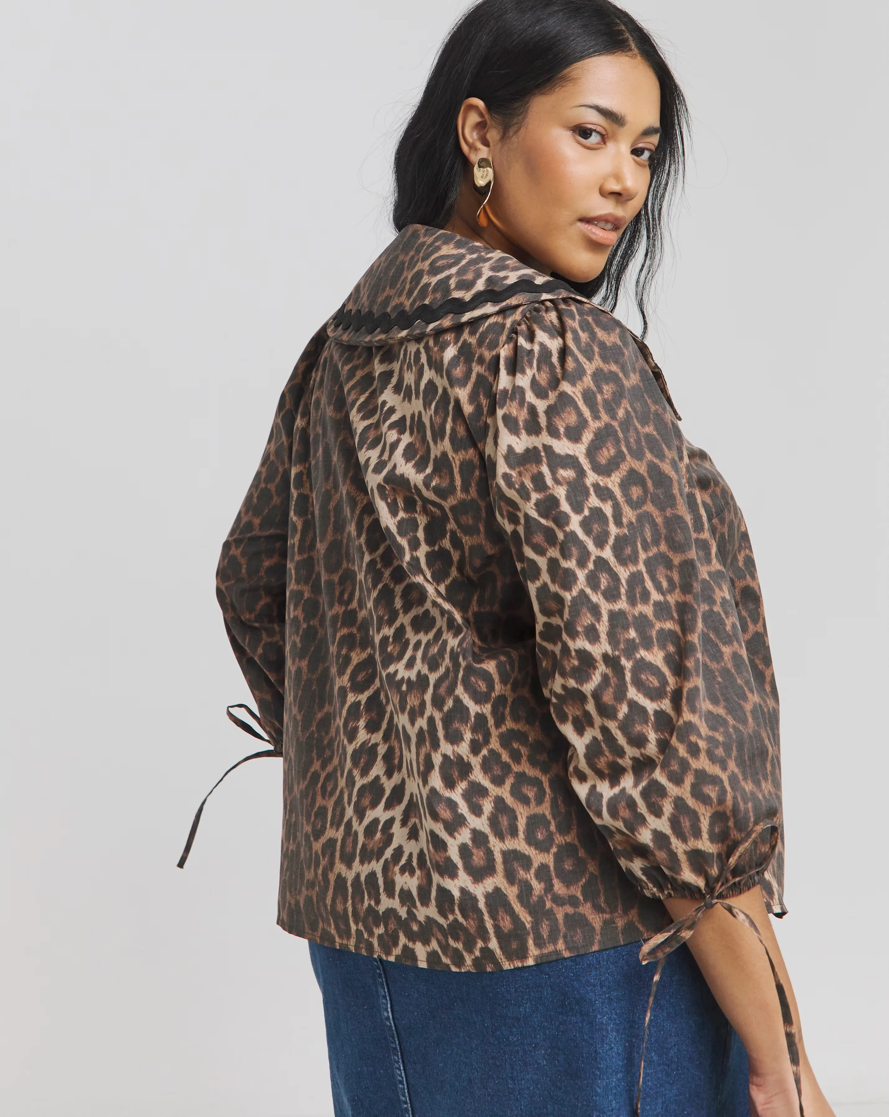 36373-leopard-oversized-collared-blouse-1.webp