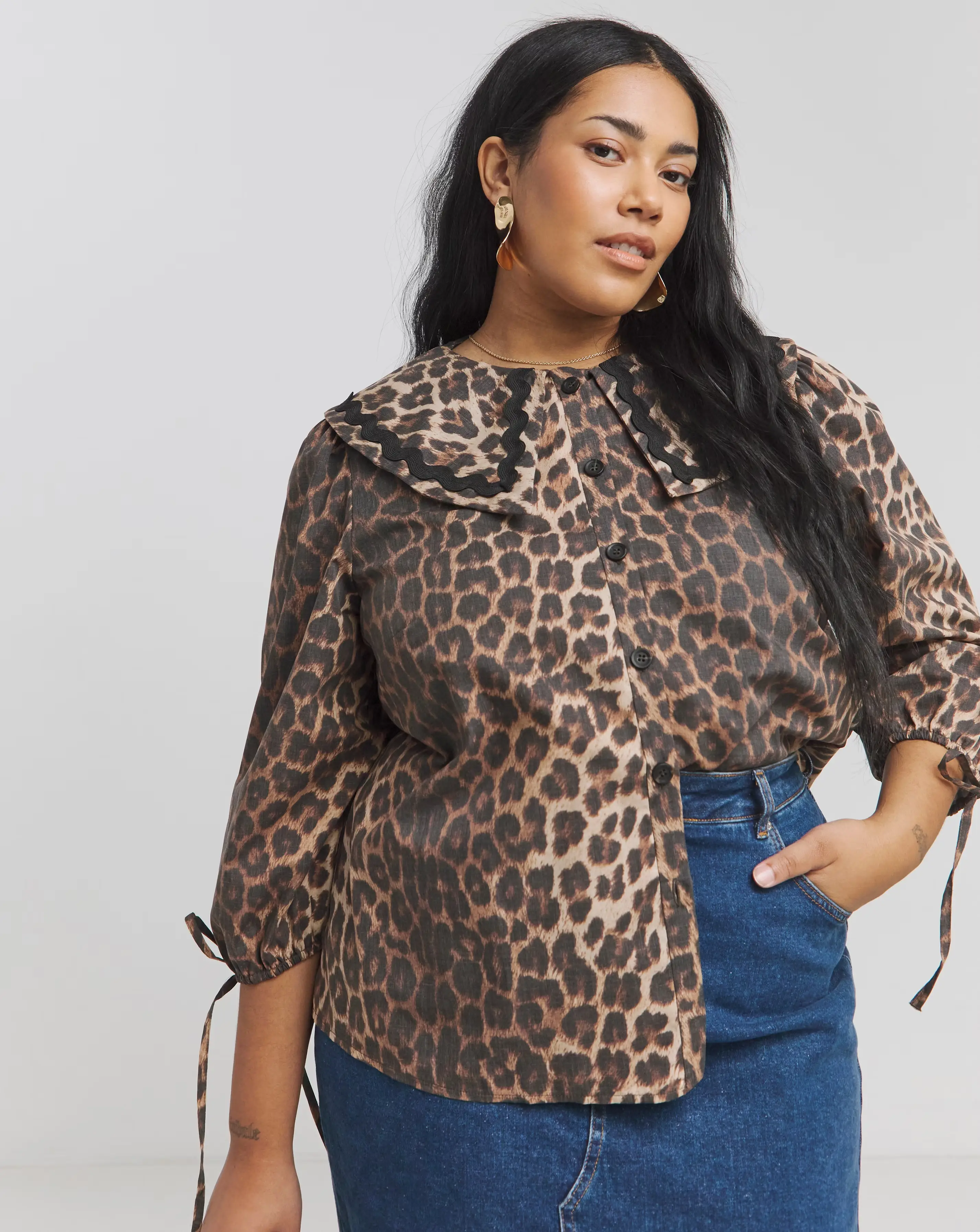 36373-leopard-oversized-collared-blouse-1.webp