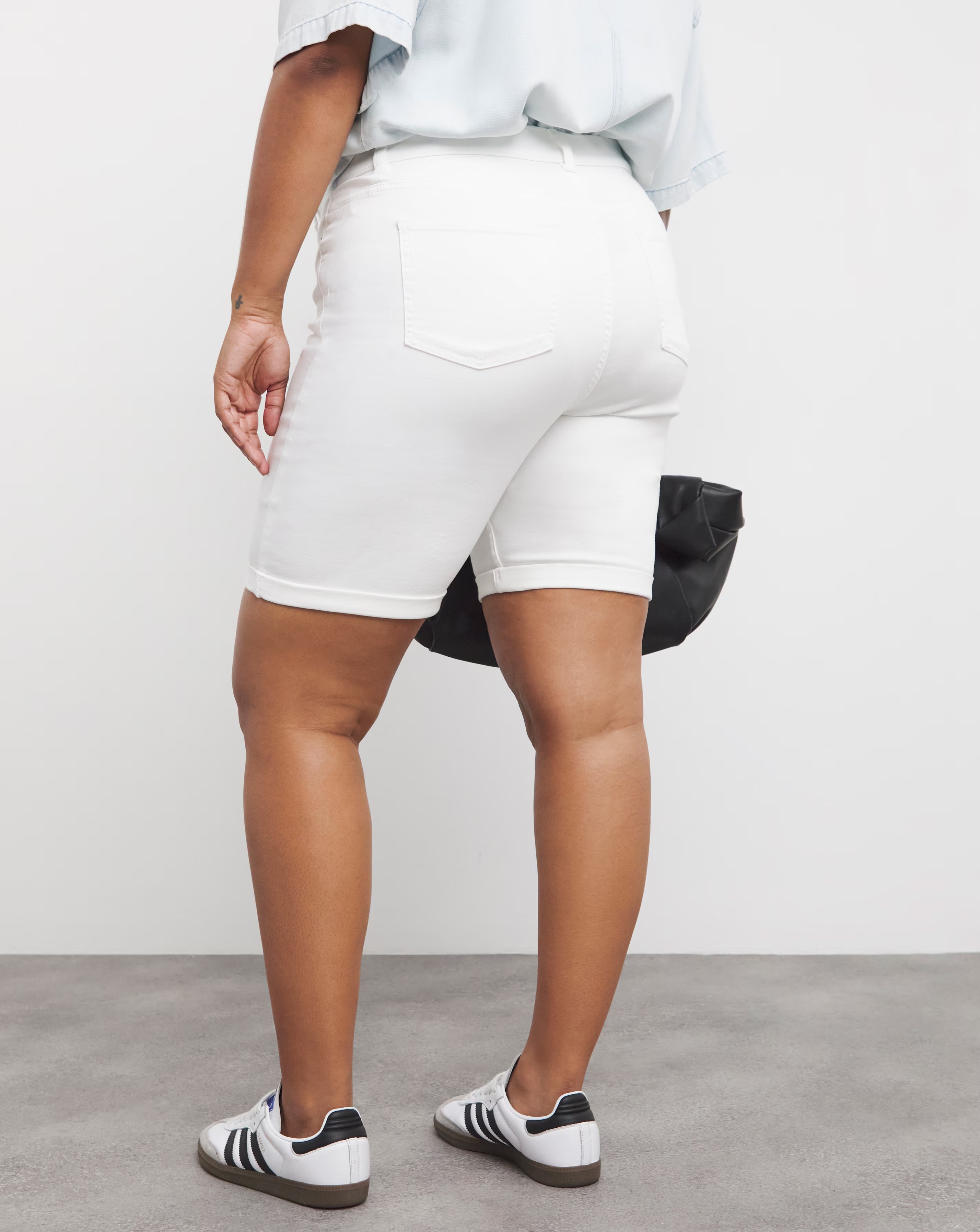 39172-white-24-7-knee-shorts-1.webp