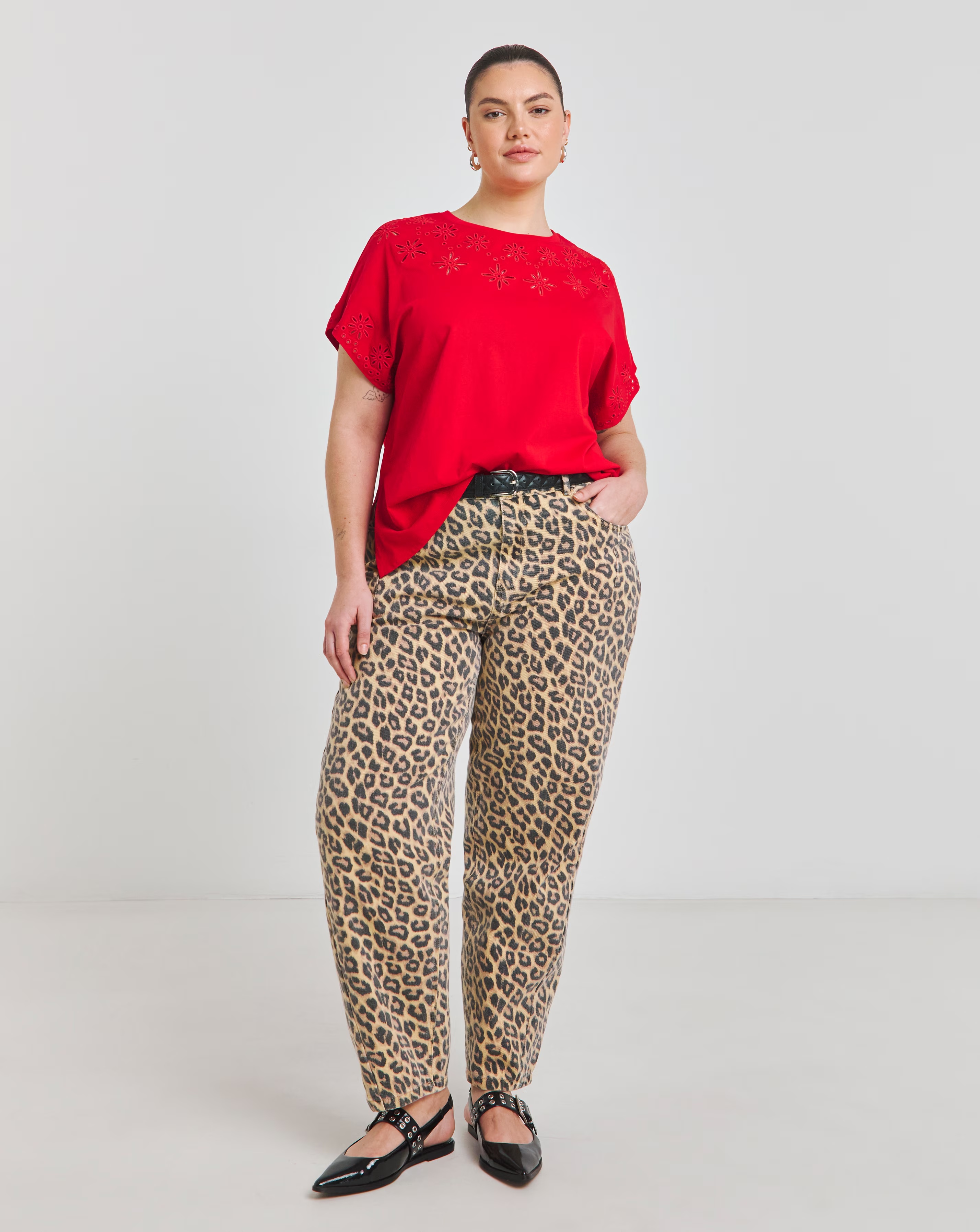 40427-red-broderie-grown-on-sleeve-t-shirt-1.webp
