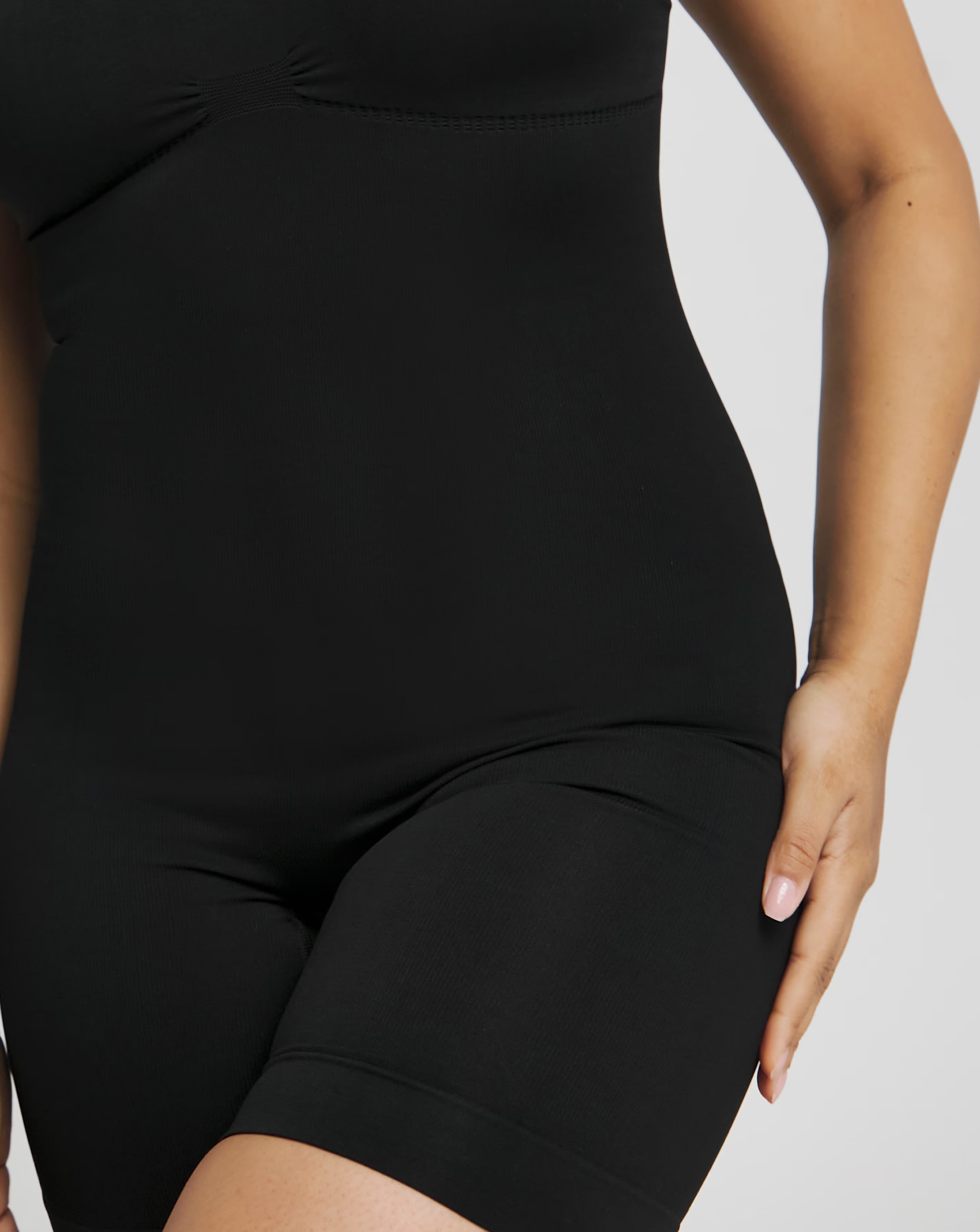4080-magisculpt-medium-control-seamfree-mid-thigh-bodysuit-black-1.jpg