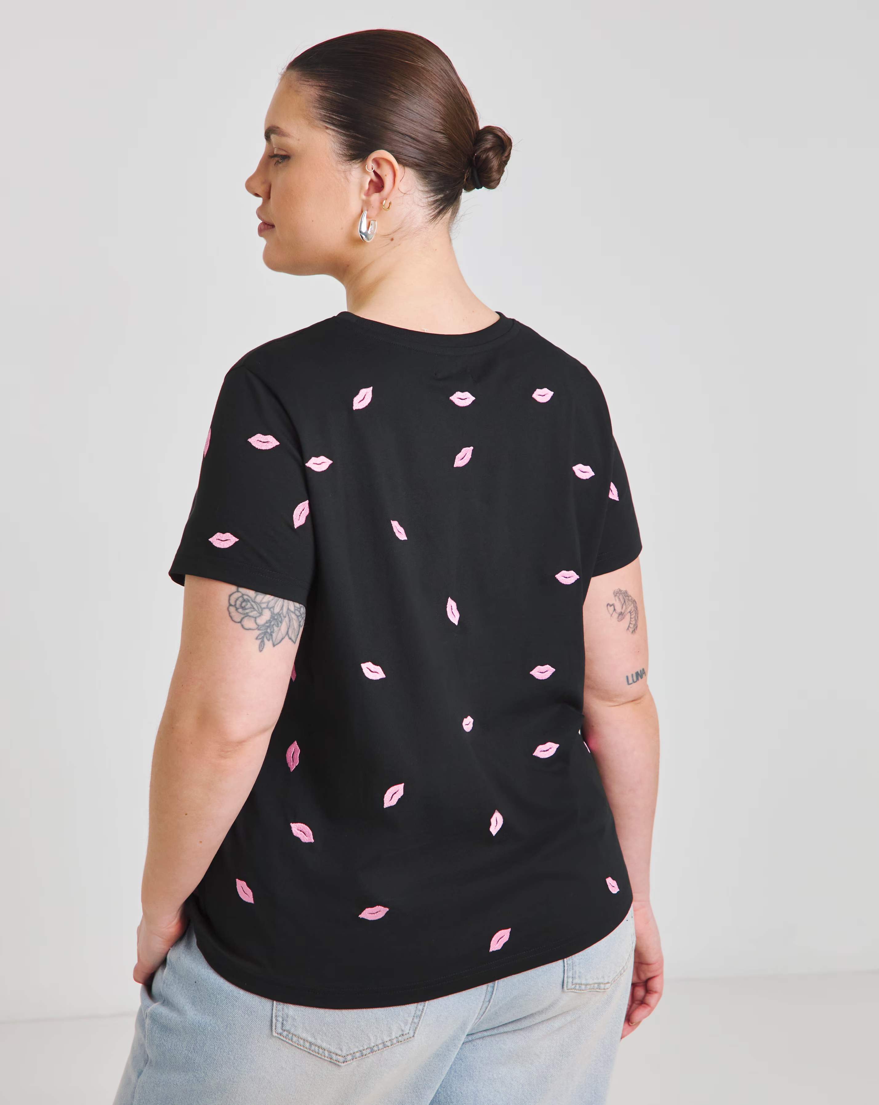 46457-black-lips-embroidery-t-shirt-1.jpg