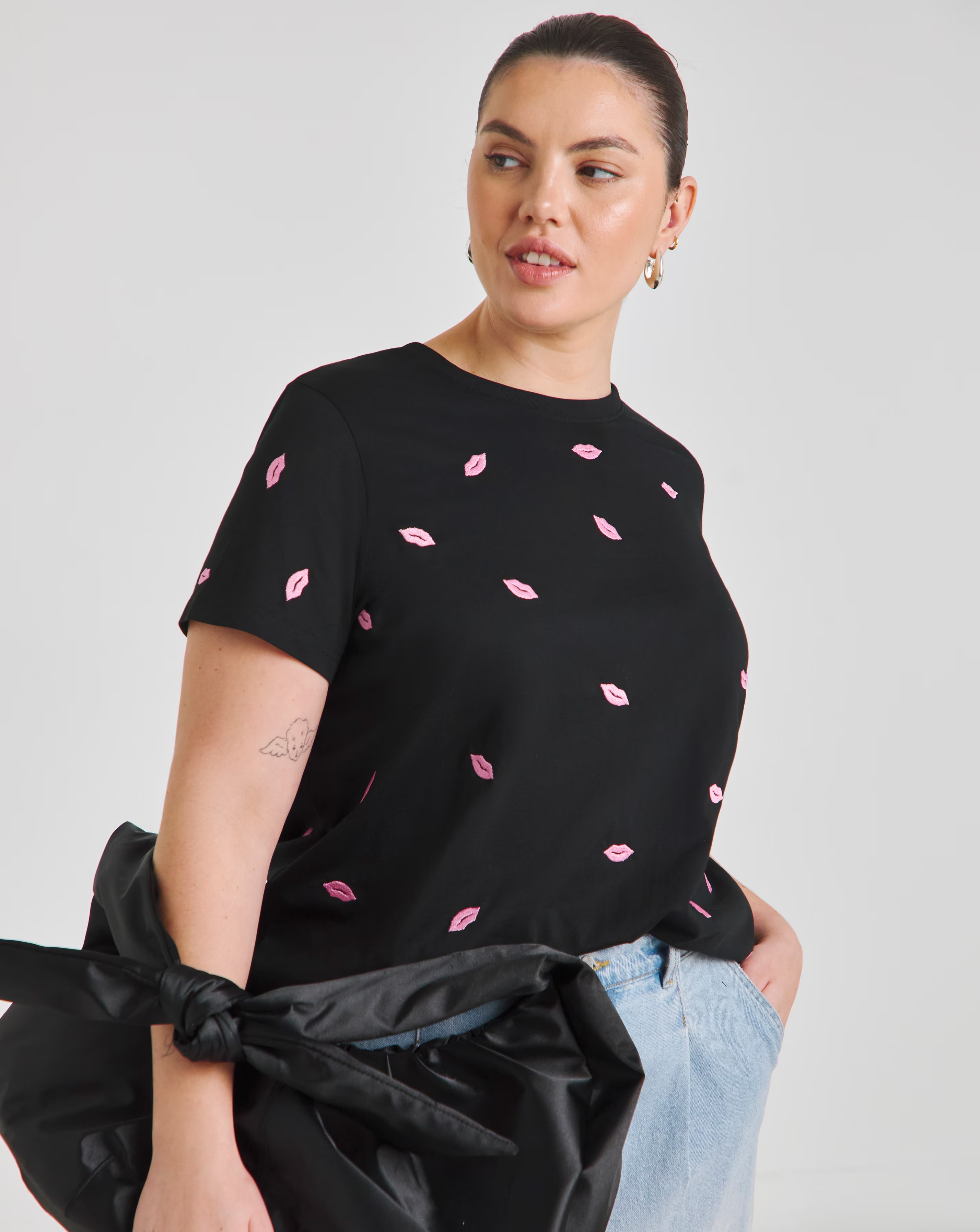 46457-black-lips-embroidery-t-shirt-1.jpg