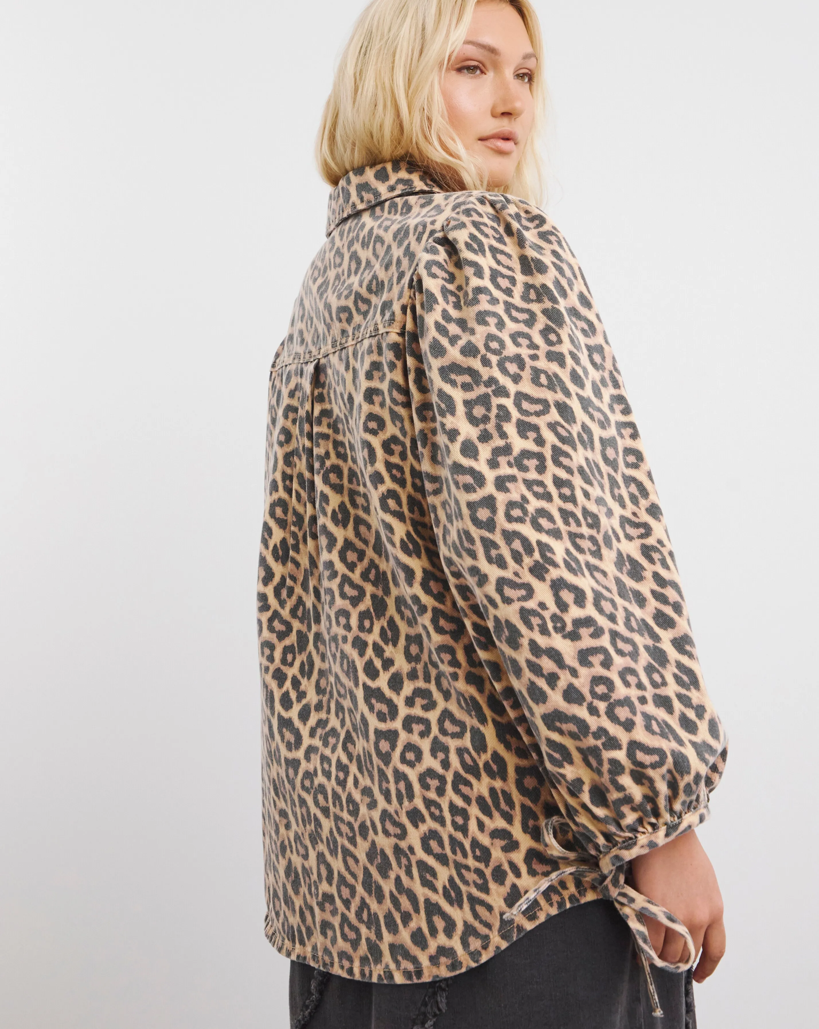4666-leopard-blouson-sleeve-denim-shacket-1.webp