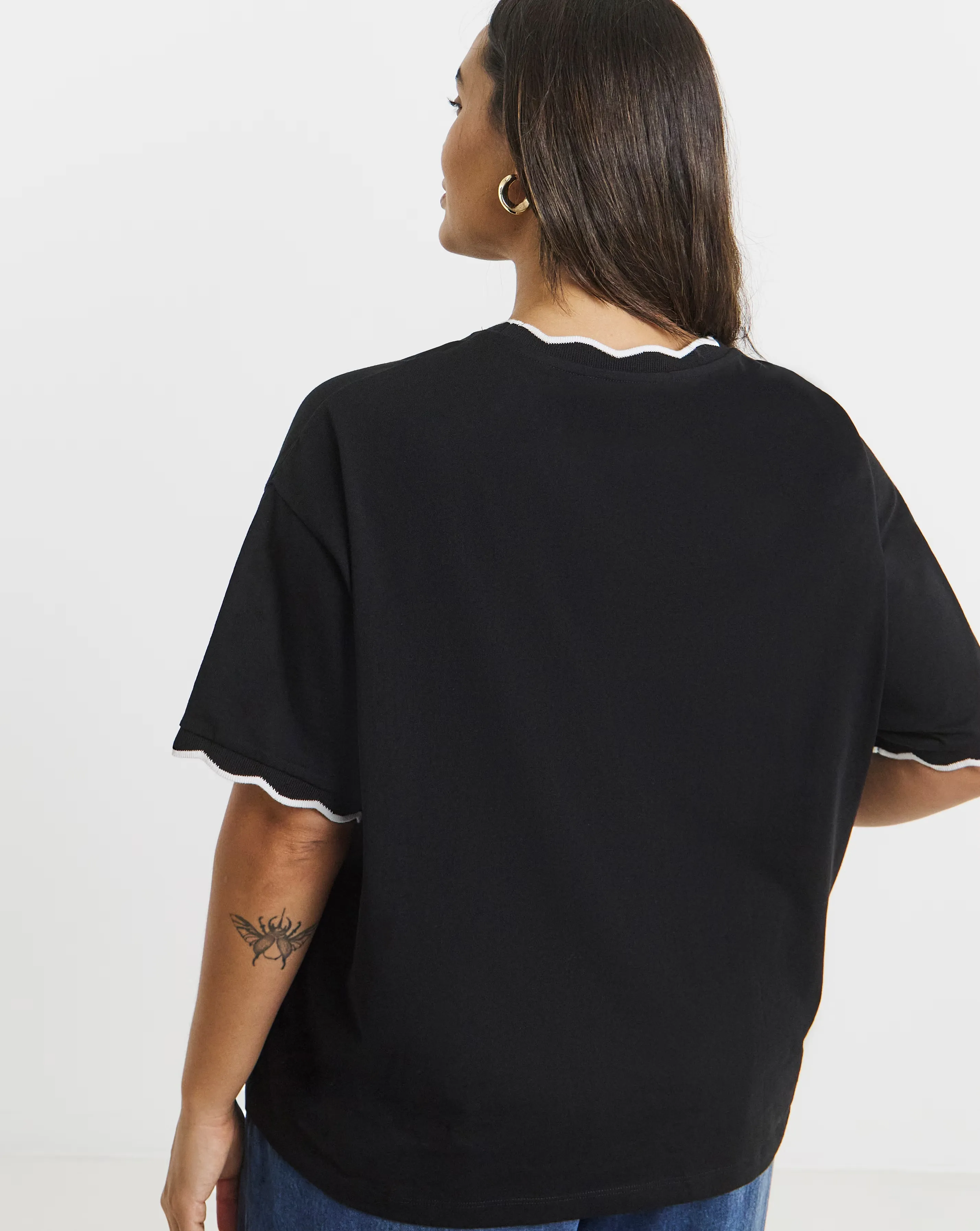 48895-black-amp-white-scallop-edge-t-shirt-1.webp