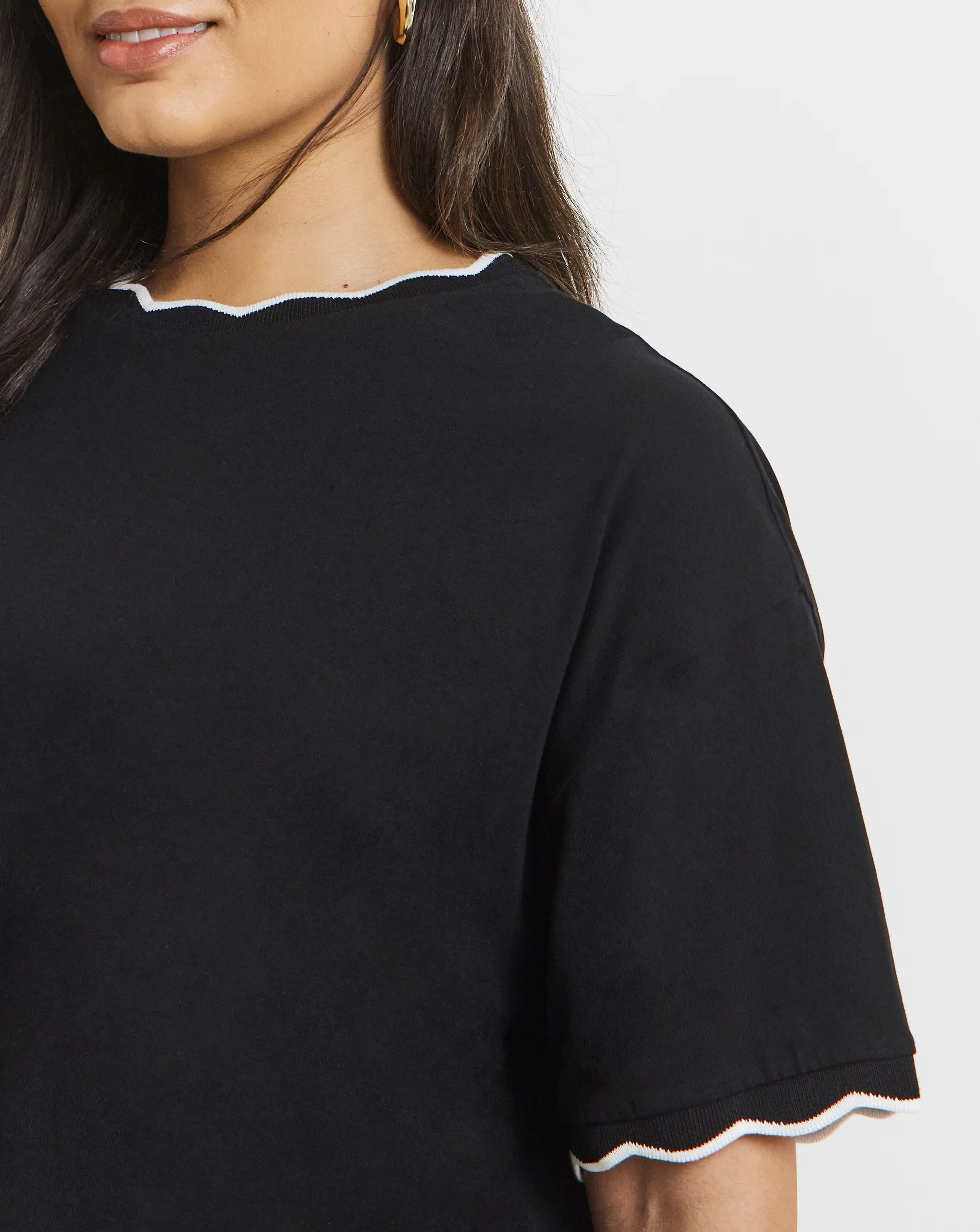 48895-black-amp-white-scallop-edge-t-shirt-1.webp