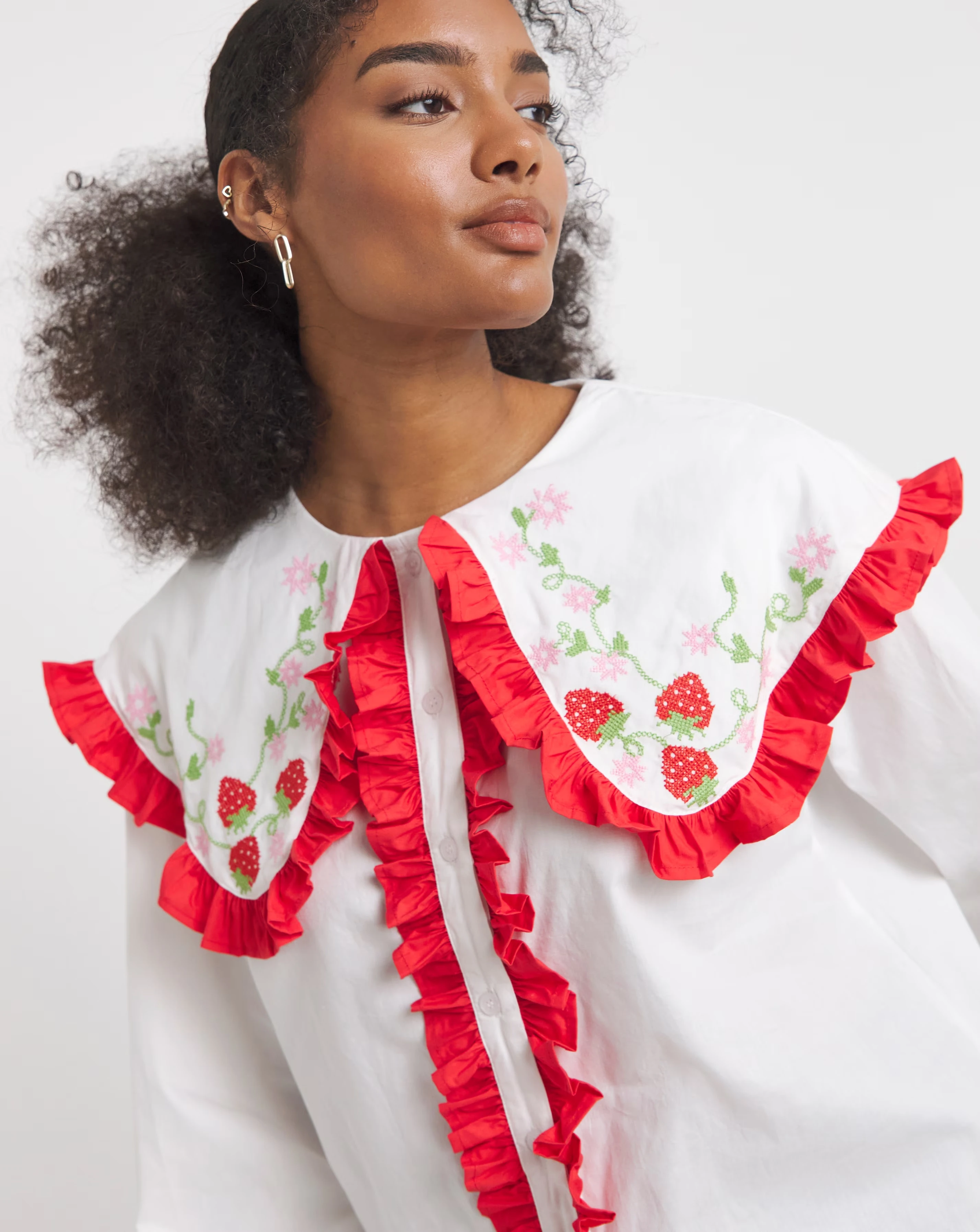 50793-neon-rose-embroidered-cotton-poplin-blouse-with-strawberry-embroidery-1.webp