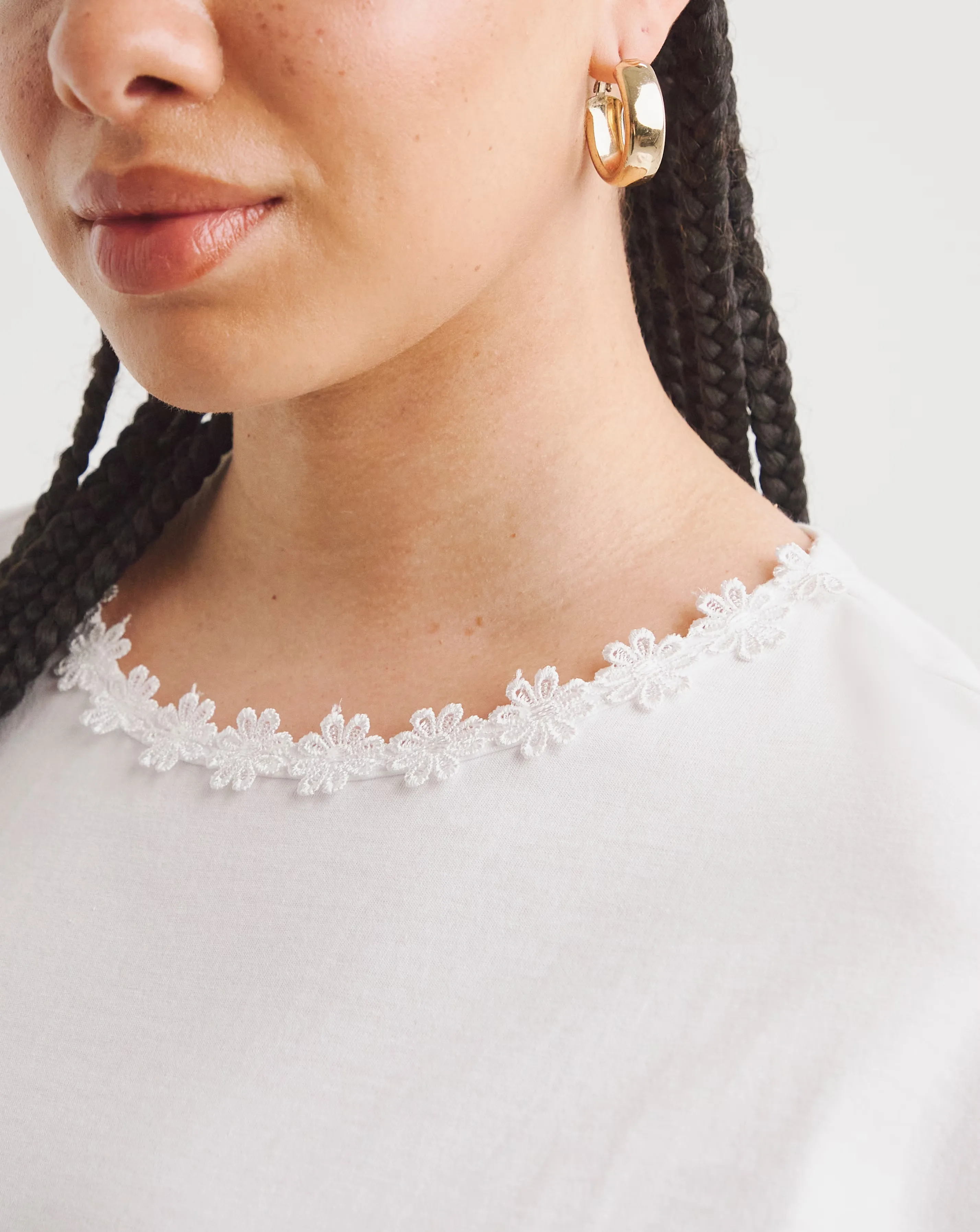 52697-white-daisy-trim-crew-neck-tee-1.jpg