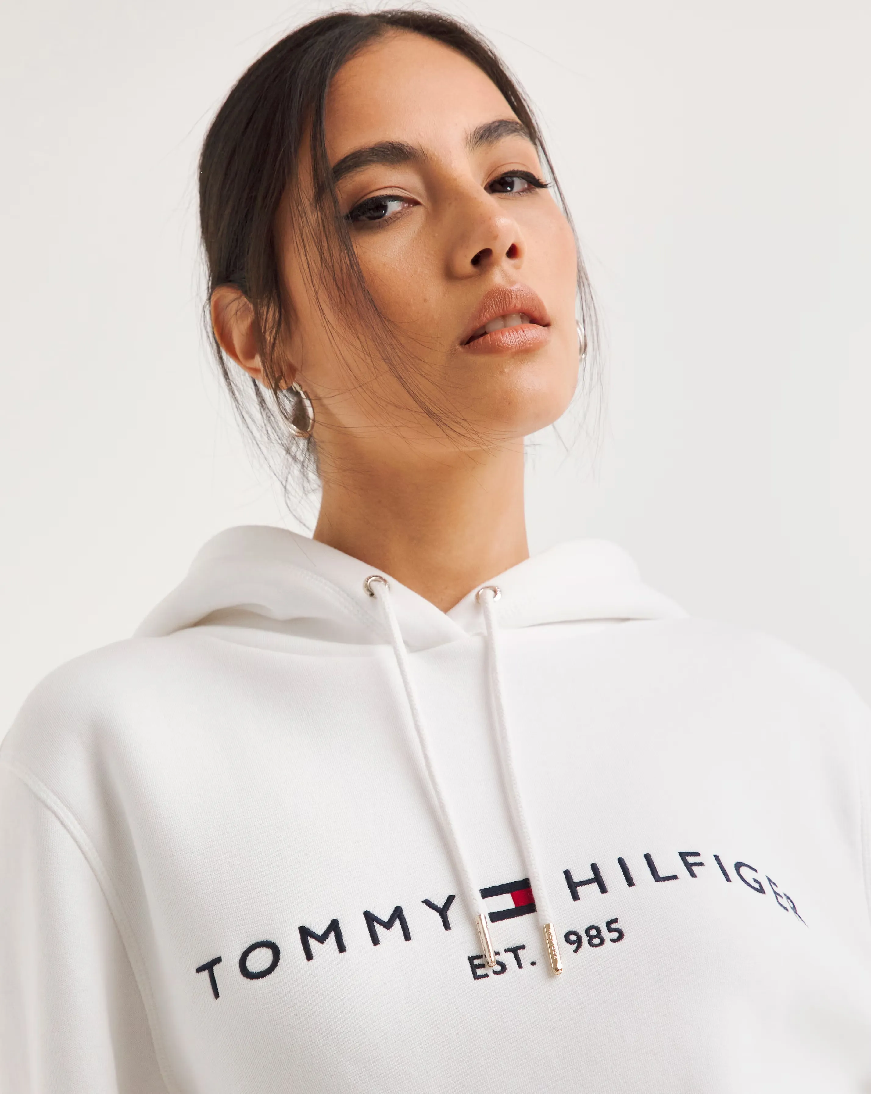 52809-tommy-hilfiger-long-sleeve-logo-hoodie-1.webp