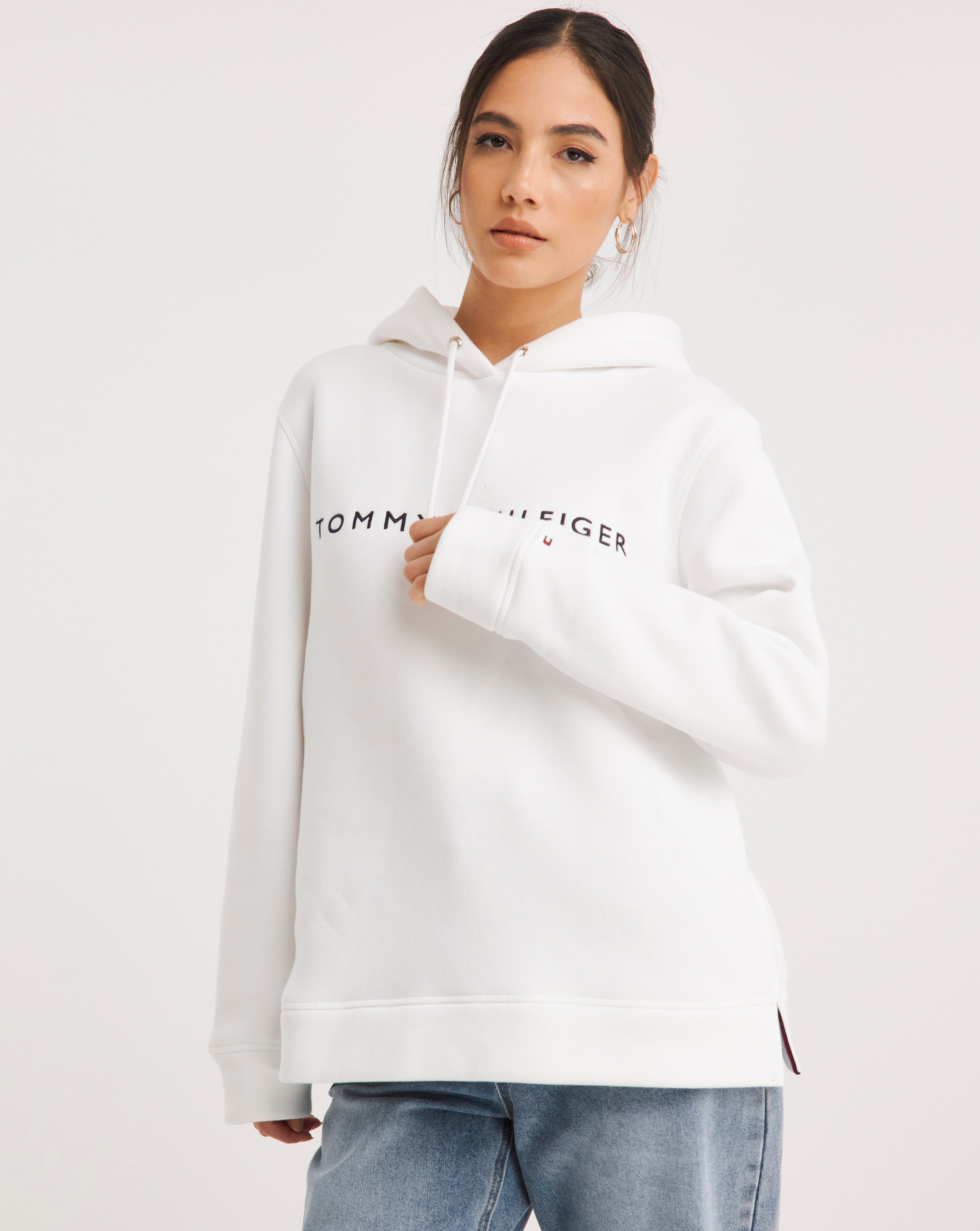 52809-tommy-hilfiger-long-sleeve-logo-hoodie-1.webp