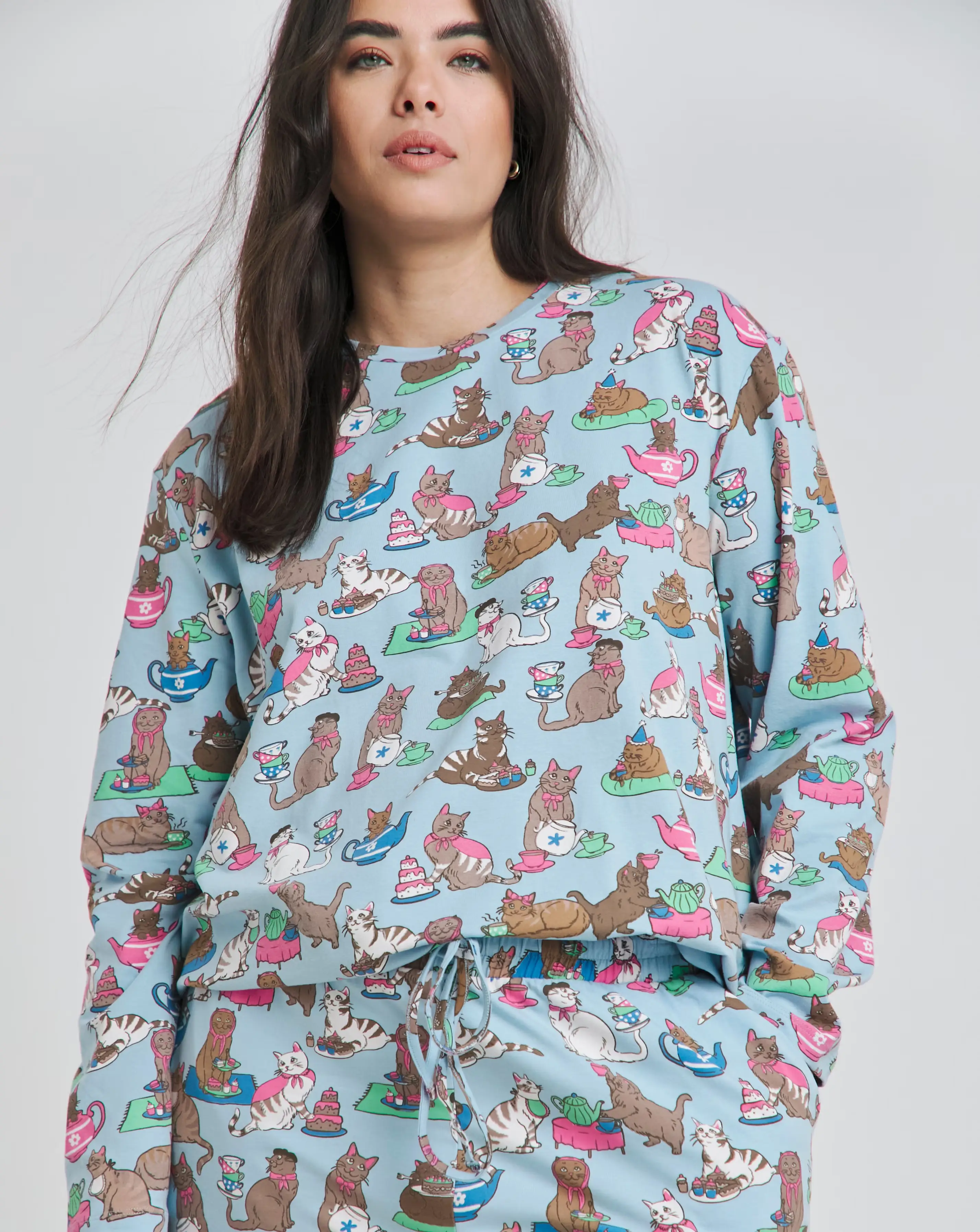 54909-chelsea-peers-jersey-cats-tea-party-print-crew-pyjama-set-1.webp