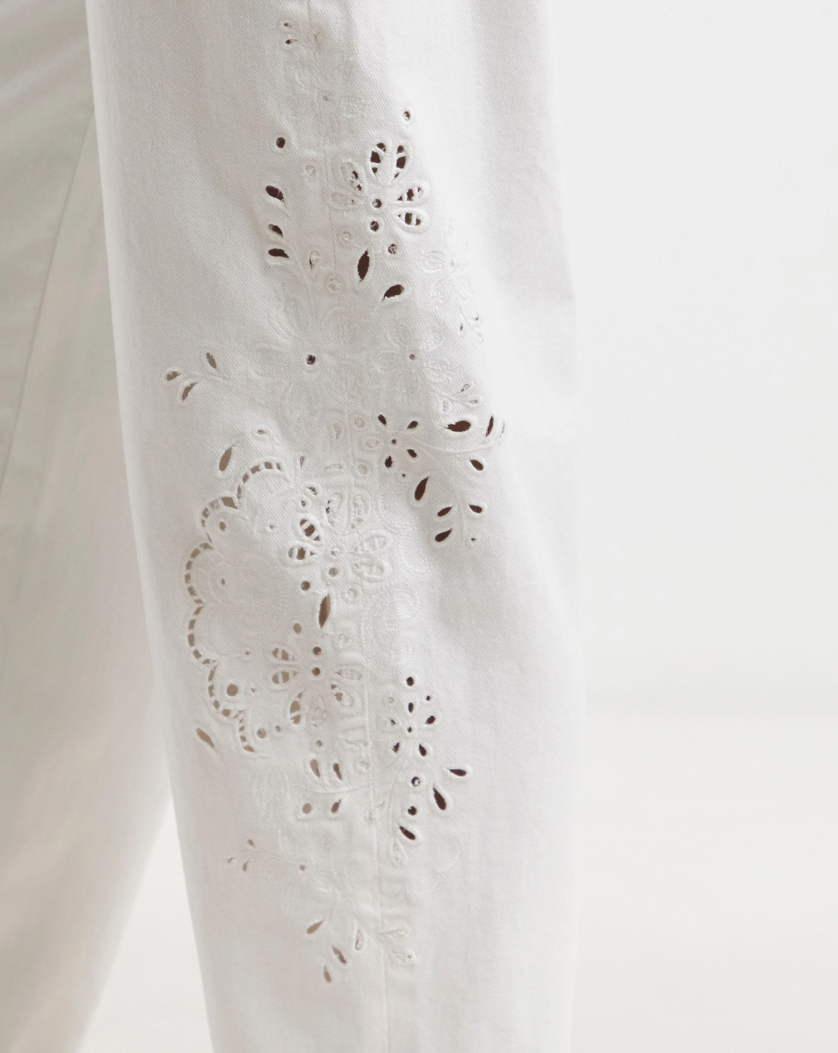 5866-simply-be-white-broderie-detail-barrel-leg-jeans-1.jpg