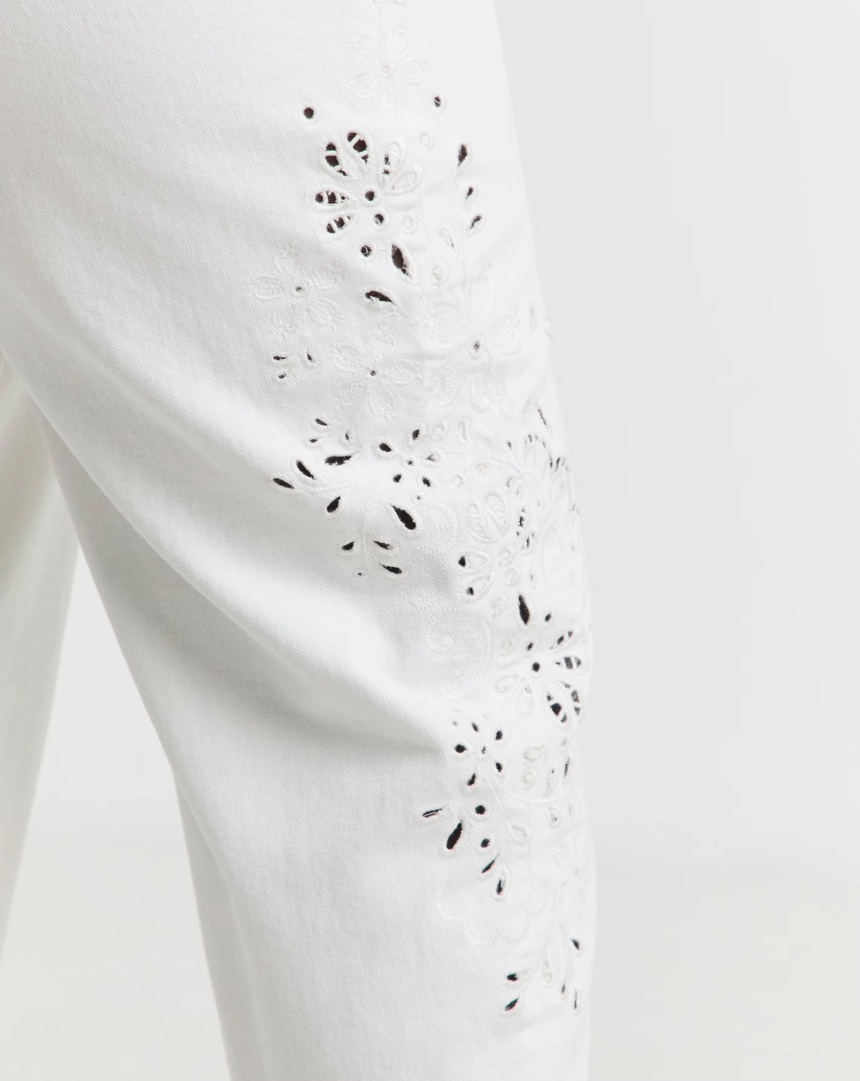 5866-simply-be-white-broderie-detail-barrel-leg-jeans-1.jpg