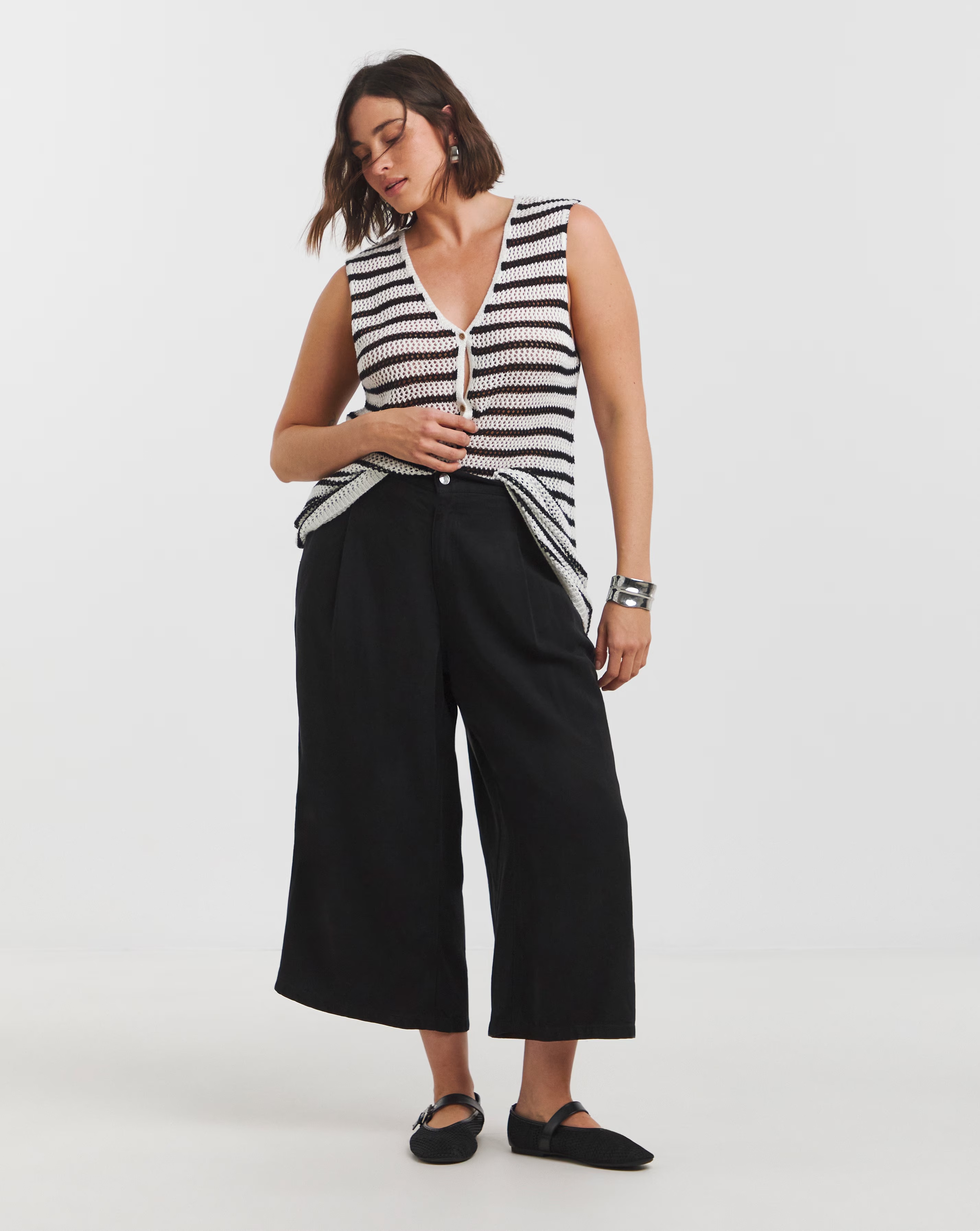 Simply Be Black Crop Wide Leg Jeans with Tencel TM Lyocell 1 6964-simply-be-black-crop-wide-leg-jeans-with-tencel-tm-lyocell-1.jpg