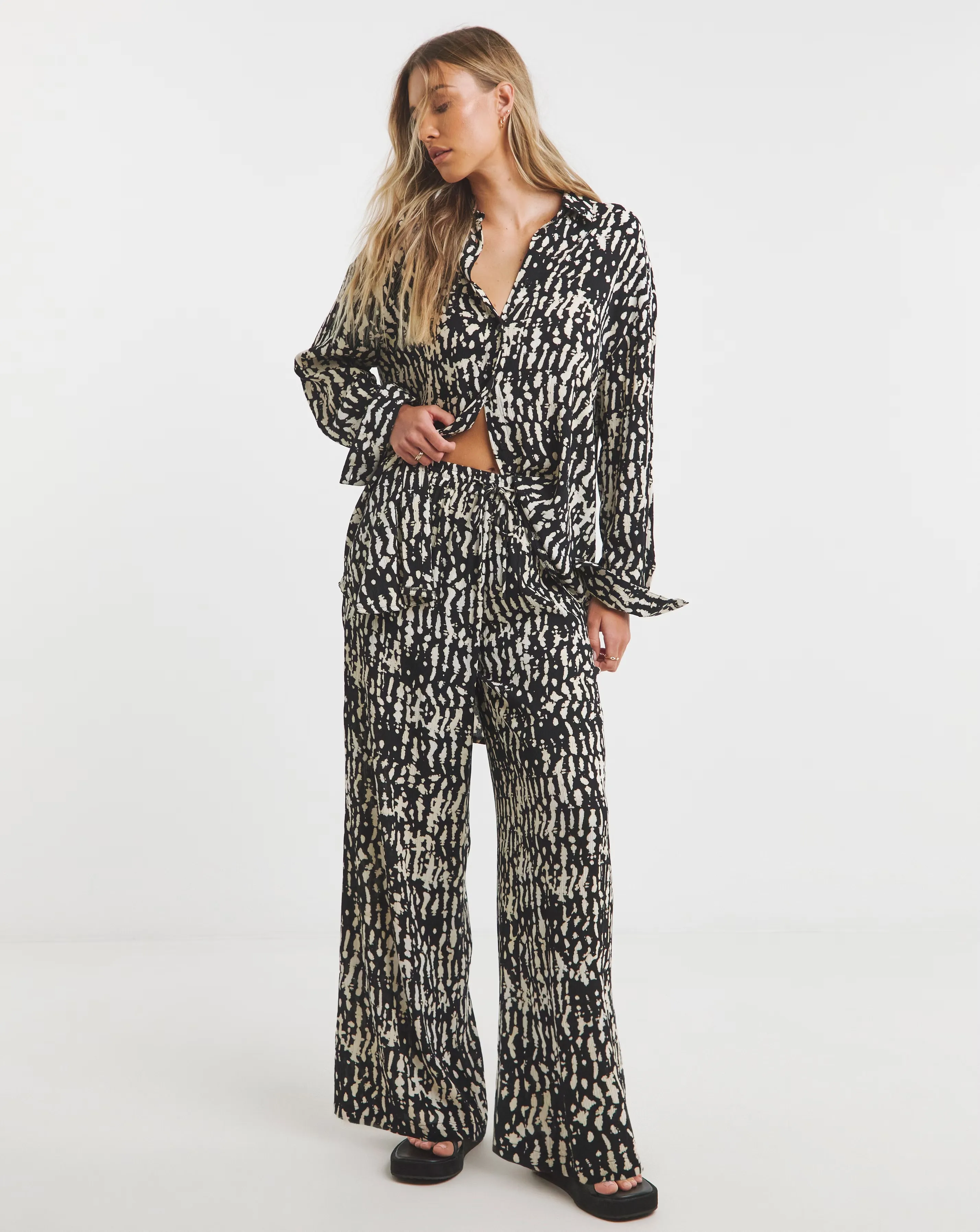 Simply Be Mono Print Crinkle Wide Leg Trousers 1 74550-simply-be-mono-print-crinkle-wide-leg-trousers-1.webp