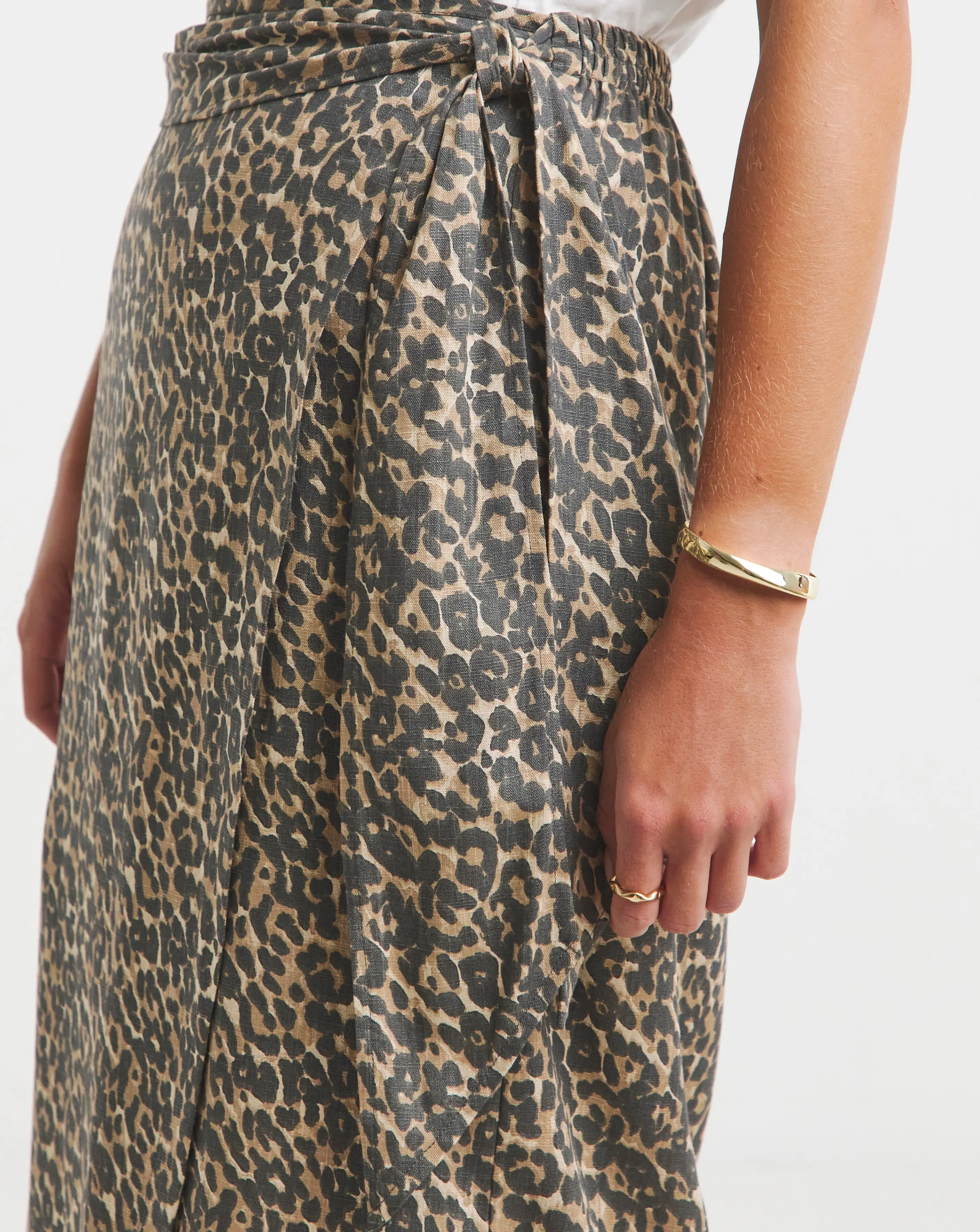 74628-simply-be-leopard-linen-mix-wrap-midi-skirt-1.webp