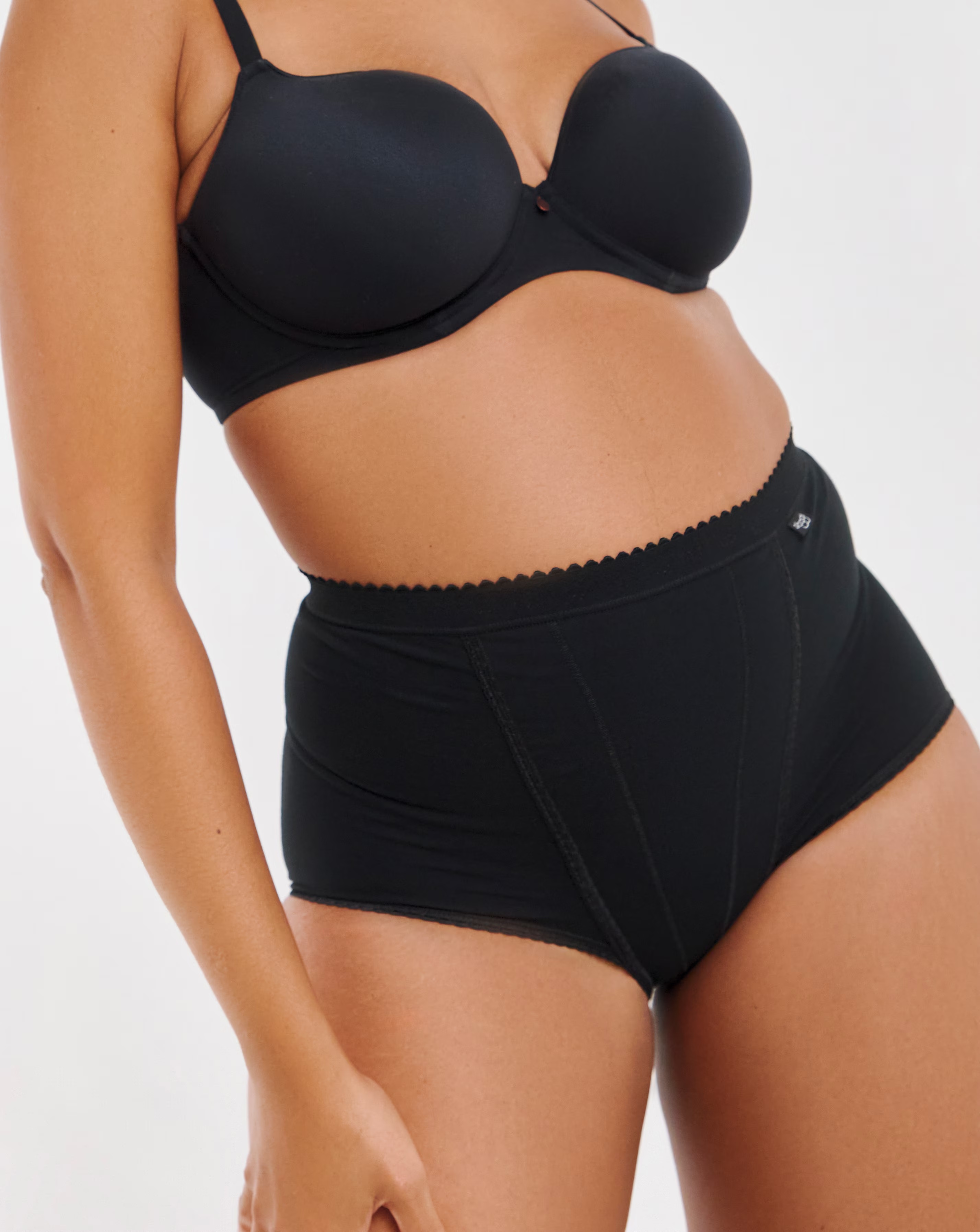 75895-sloggi-2pack-light-control-maxi-knickers-black-or-white-1.jpg