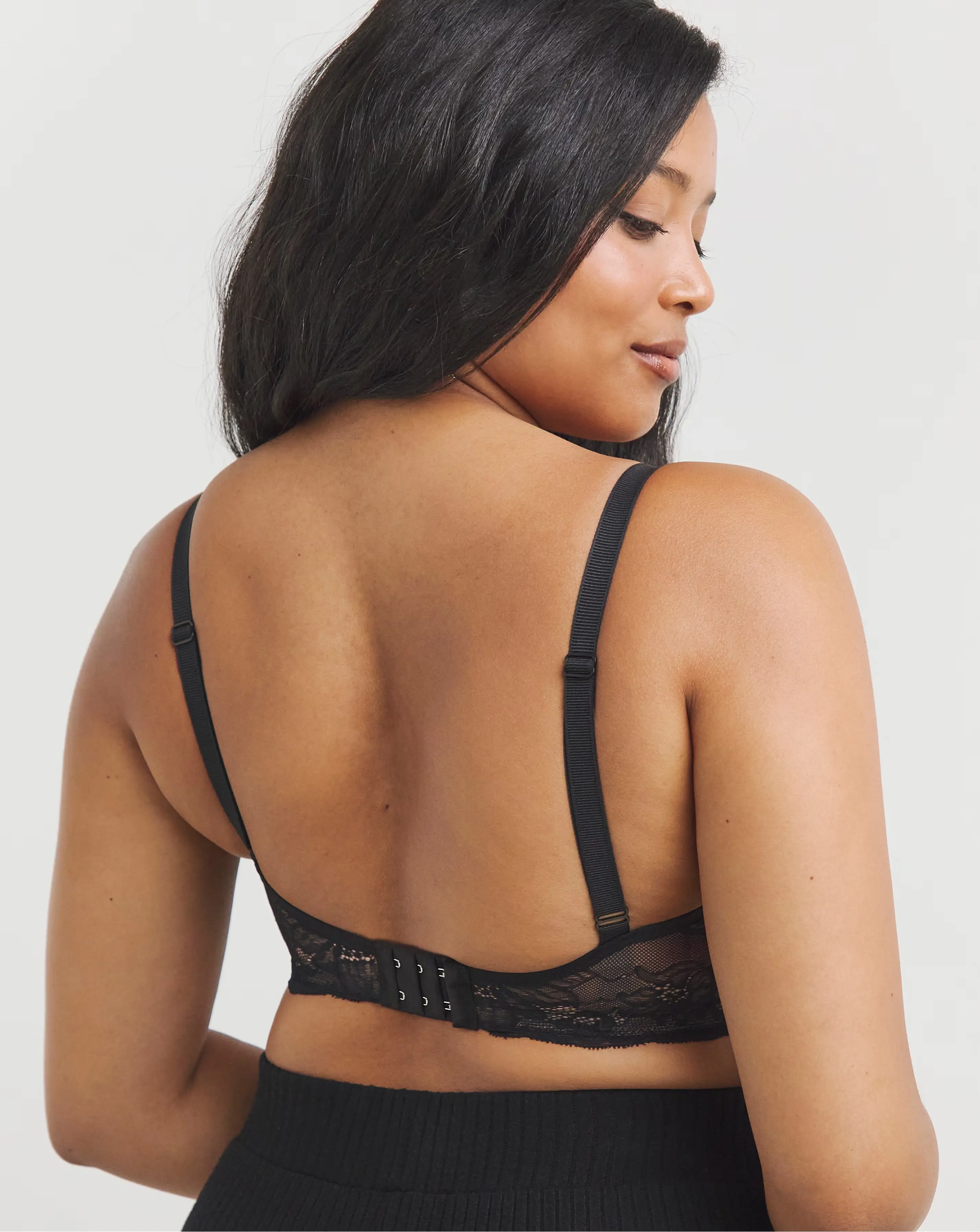 84442-triumph-amourette-charm-minimiser-wired-bra-black-1.webp