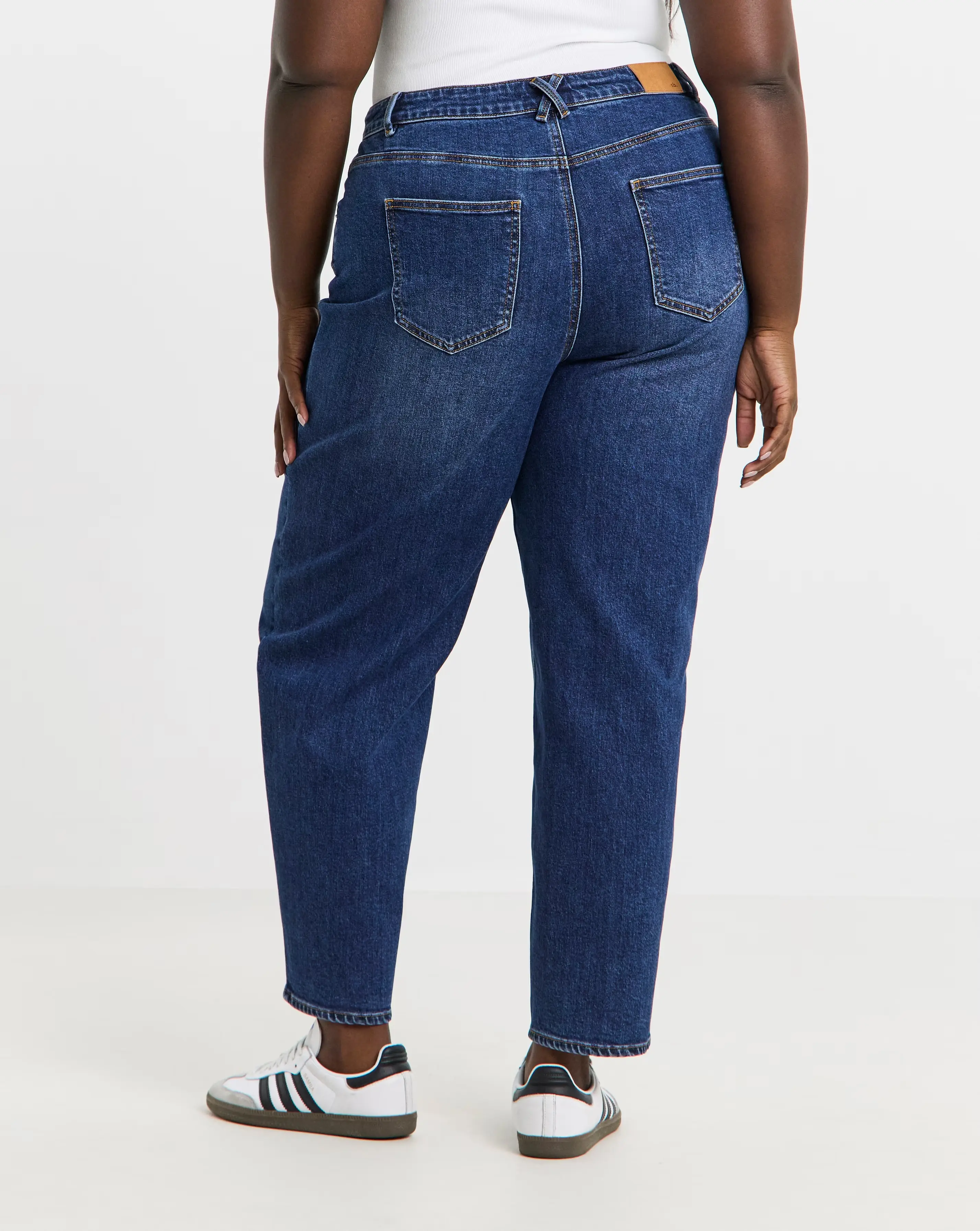 8572-mid-wash-smart-tapered-barrel-jean-1.webp
