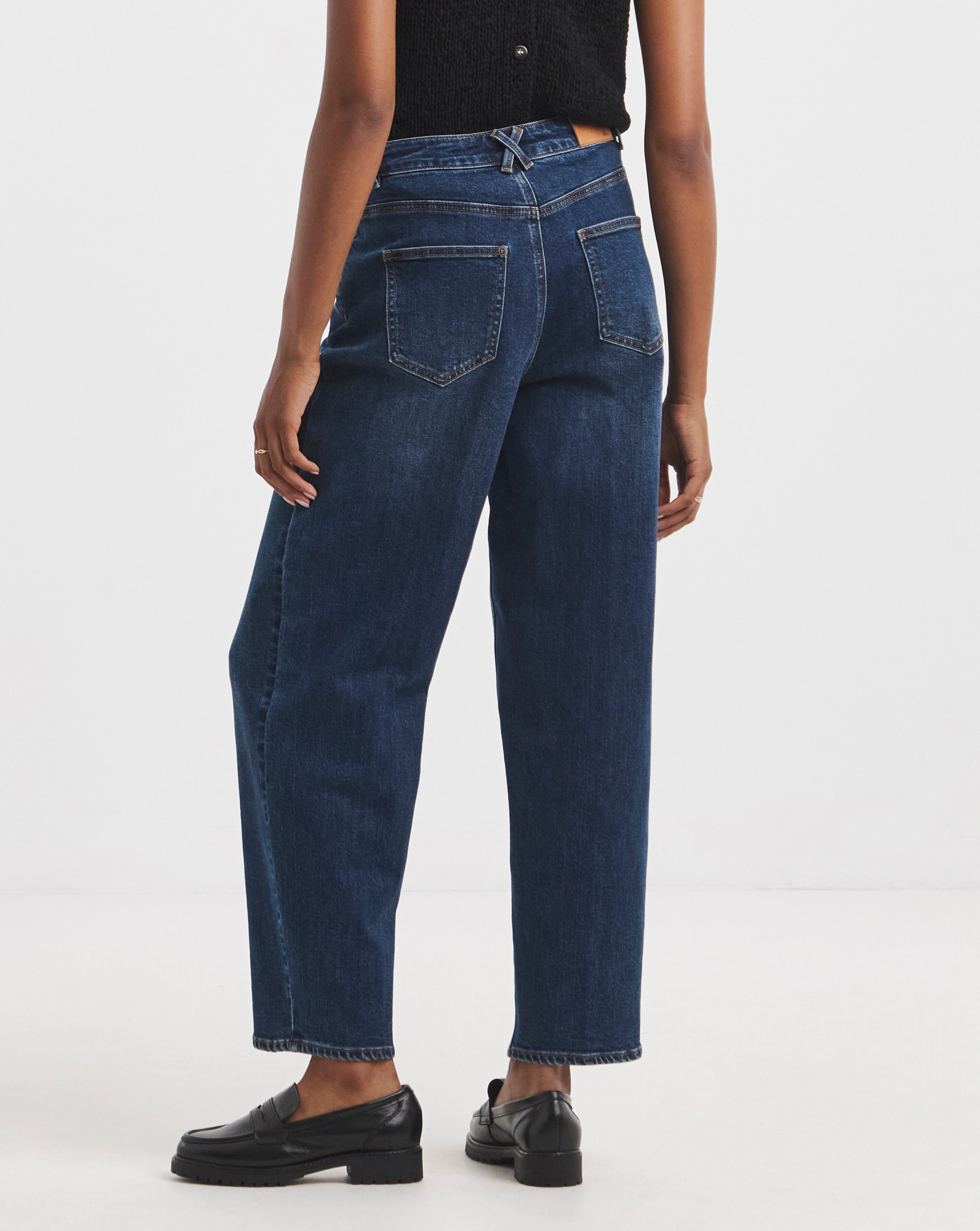 8572-mid-wash-smart-tapered-barrel-jean-1.webp