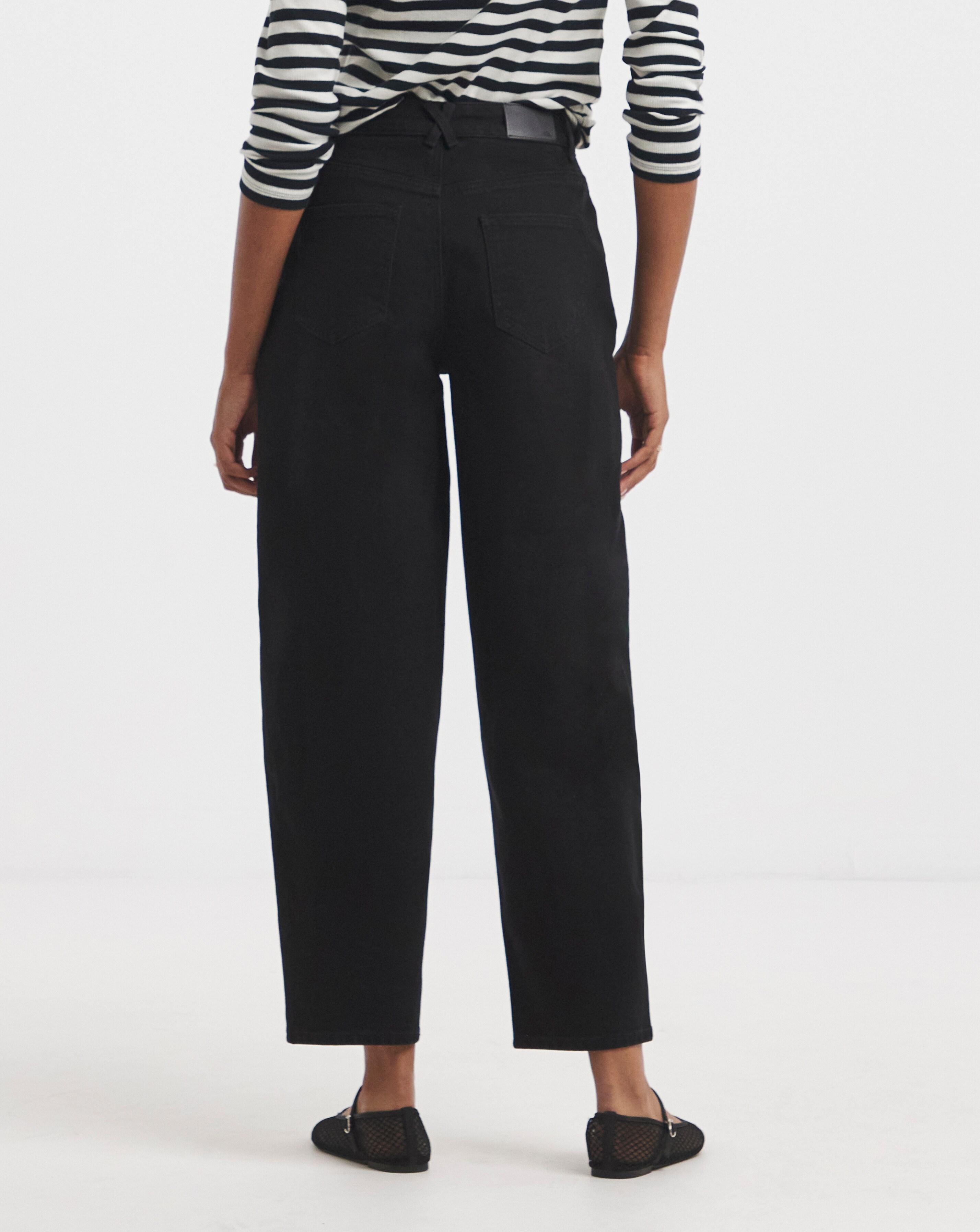 8650-washed-black-smart-tapered-barrel-jean-1.jpg