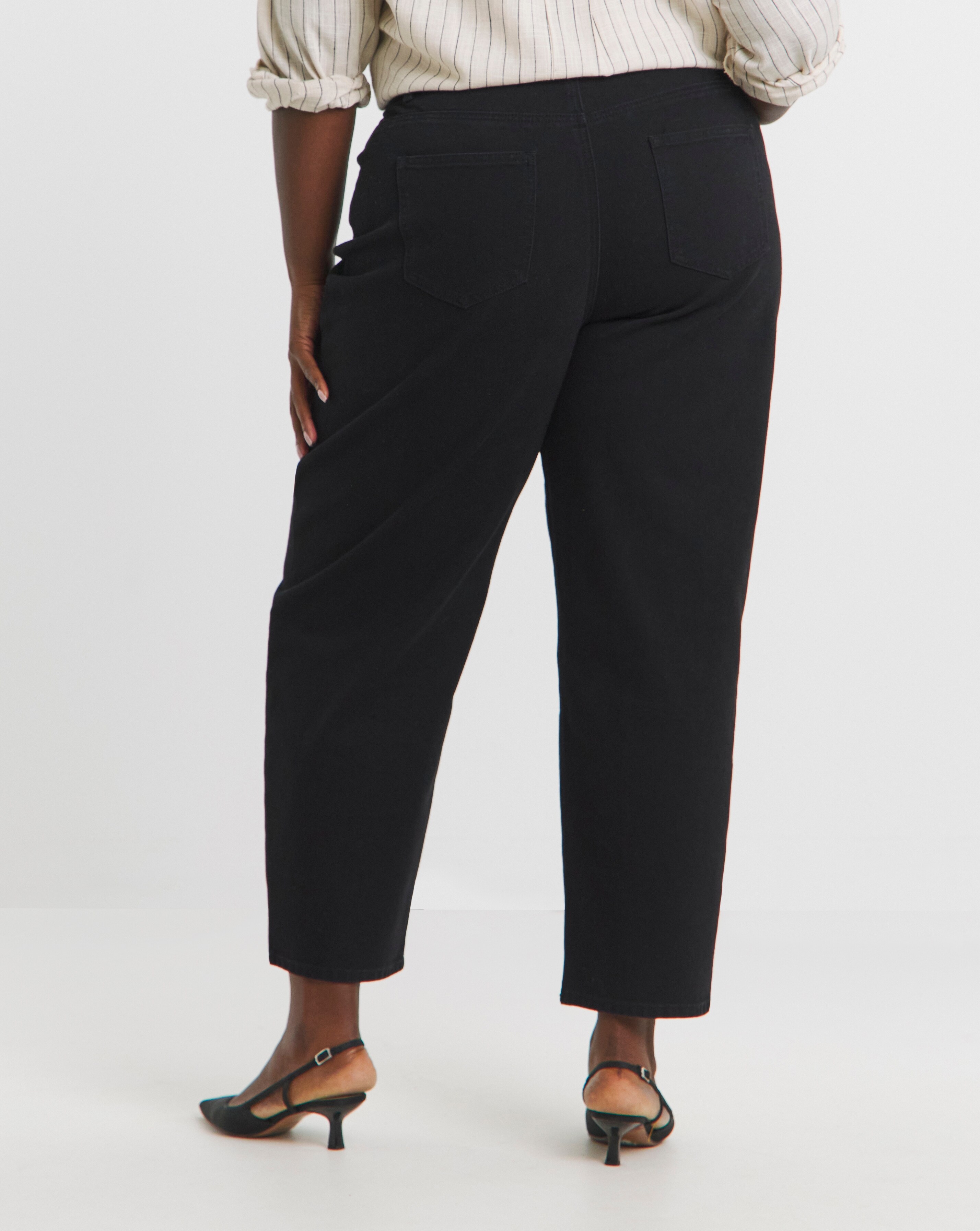 8650-washed-black-smart-tapered-barrel-jean-1.jpg
