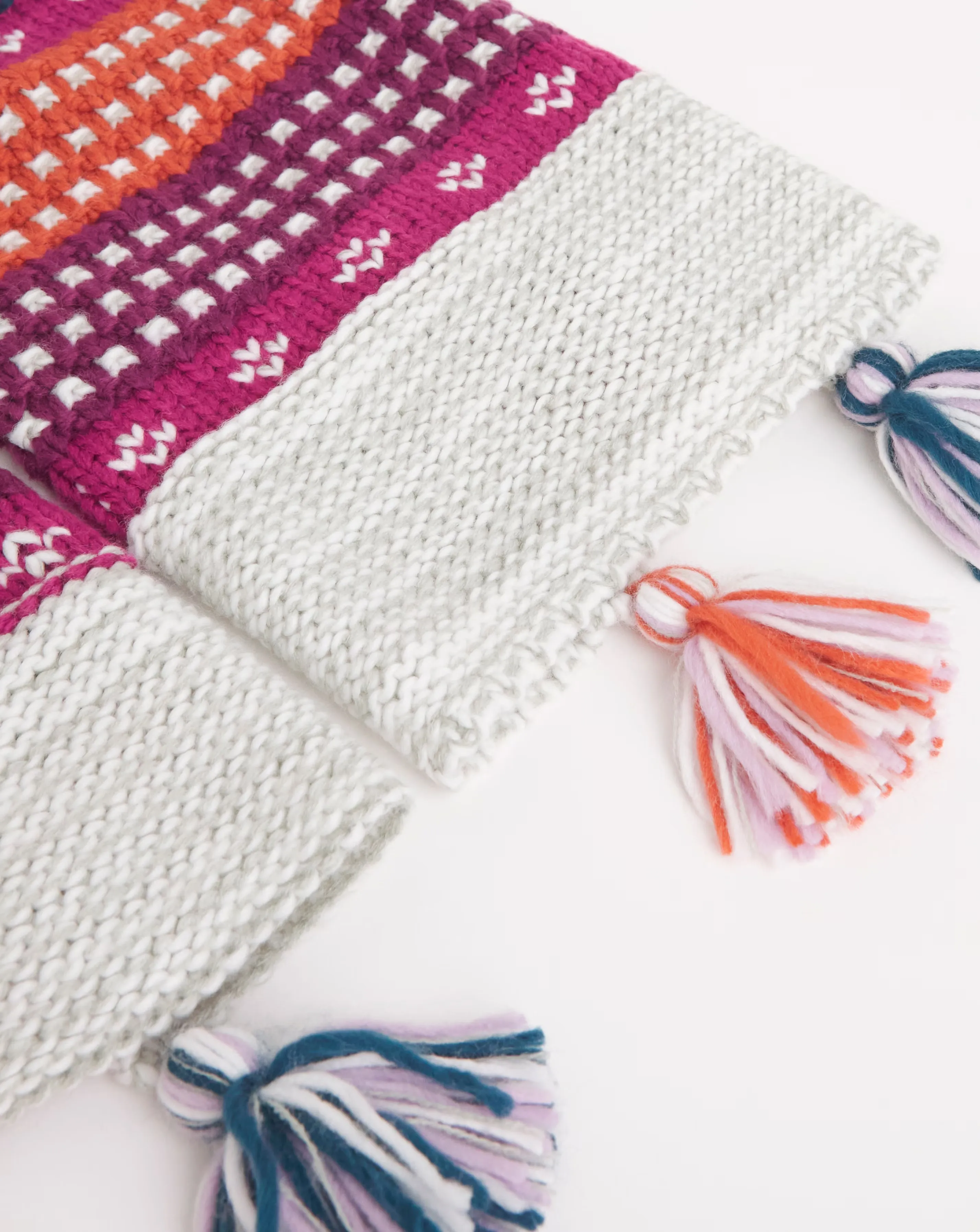 88746-winter-tassel-detail-scarf-1.webp