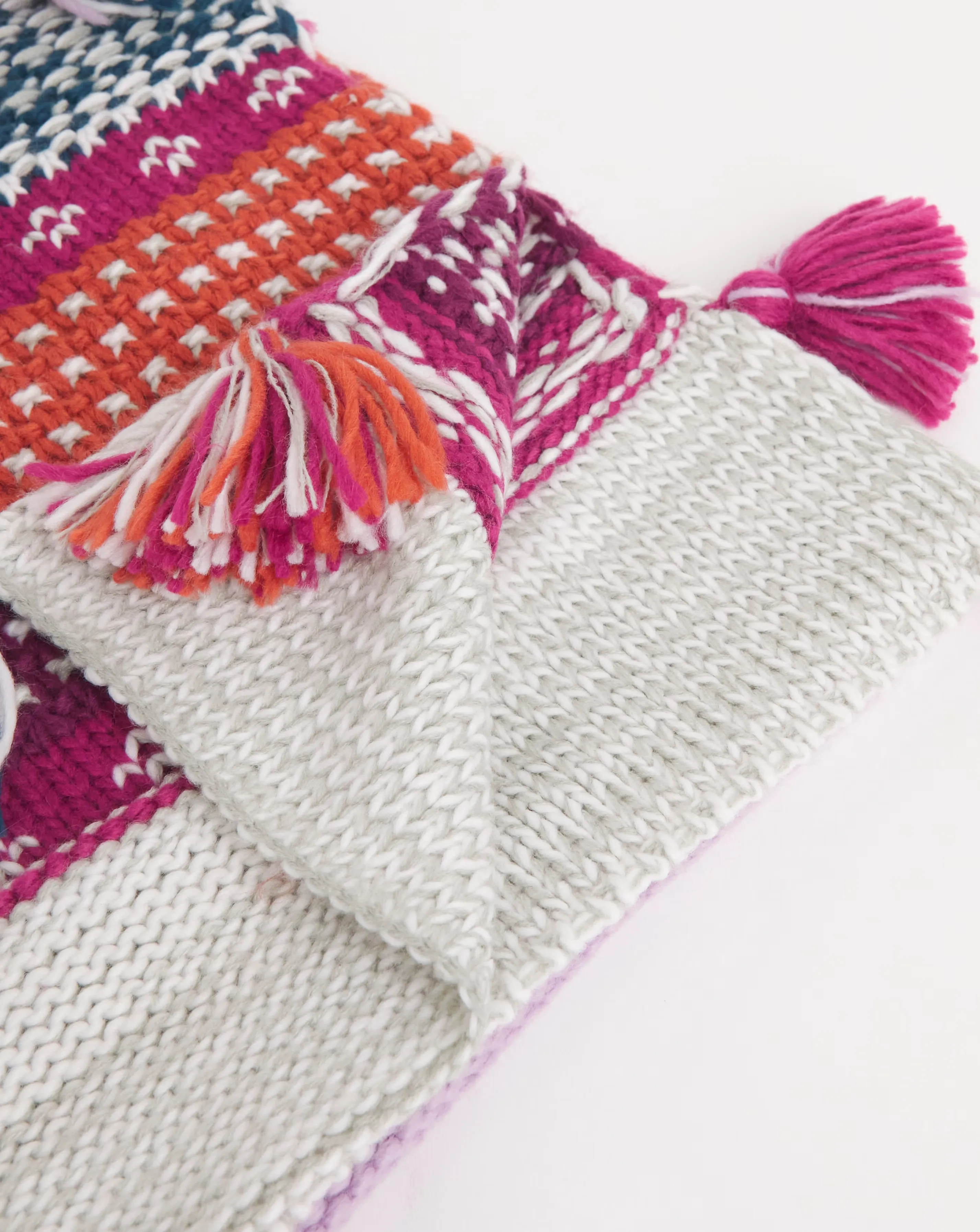 88746-winter-tassel-detail-scarf-1.webp