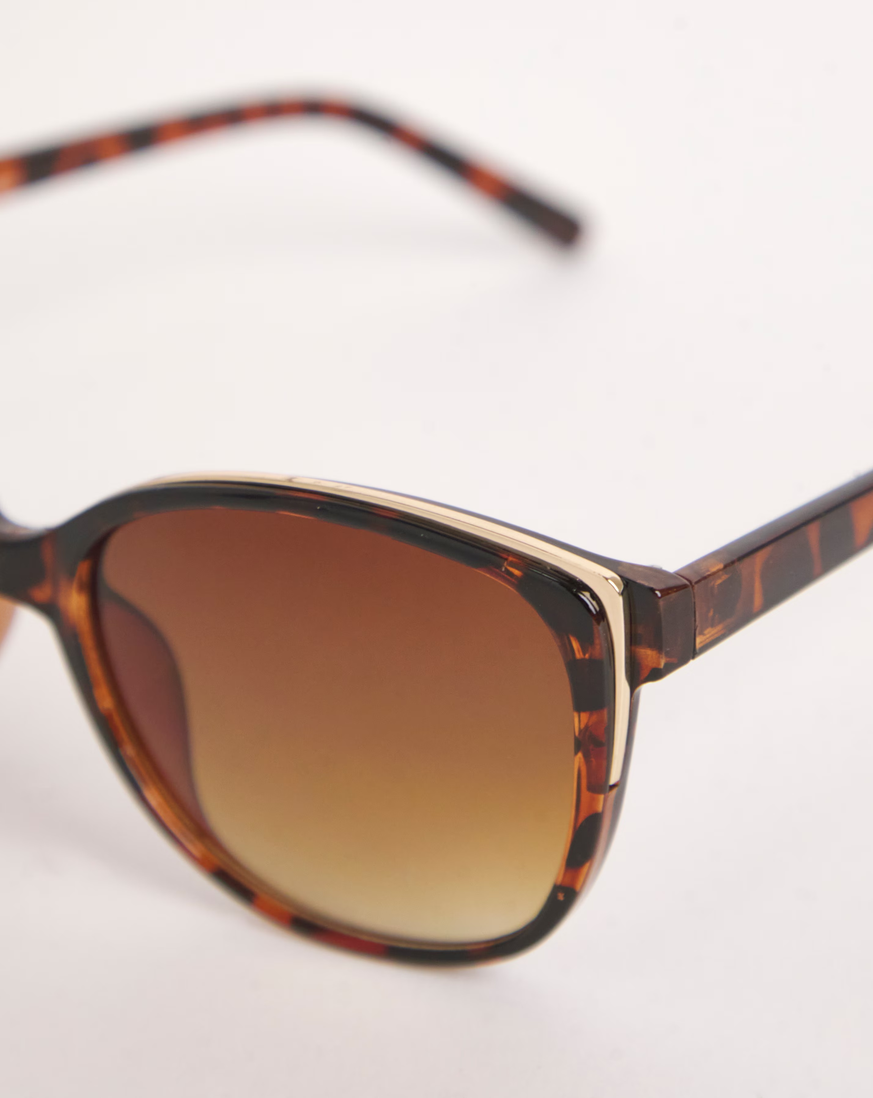 89129-sarah-brown-wide-frame-sunglasses-1.jpg