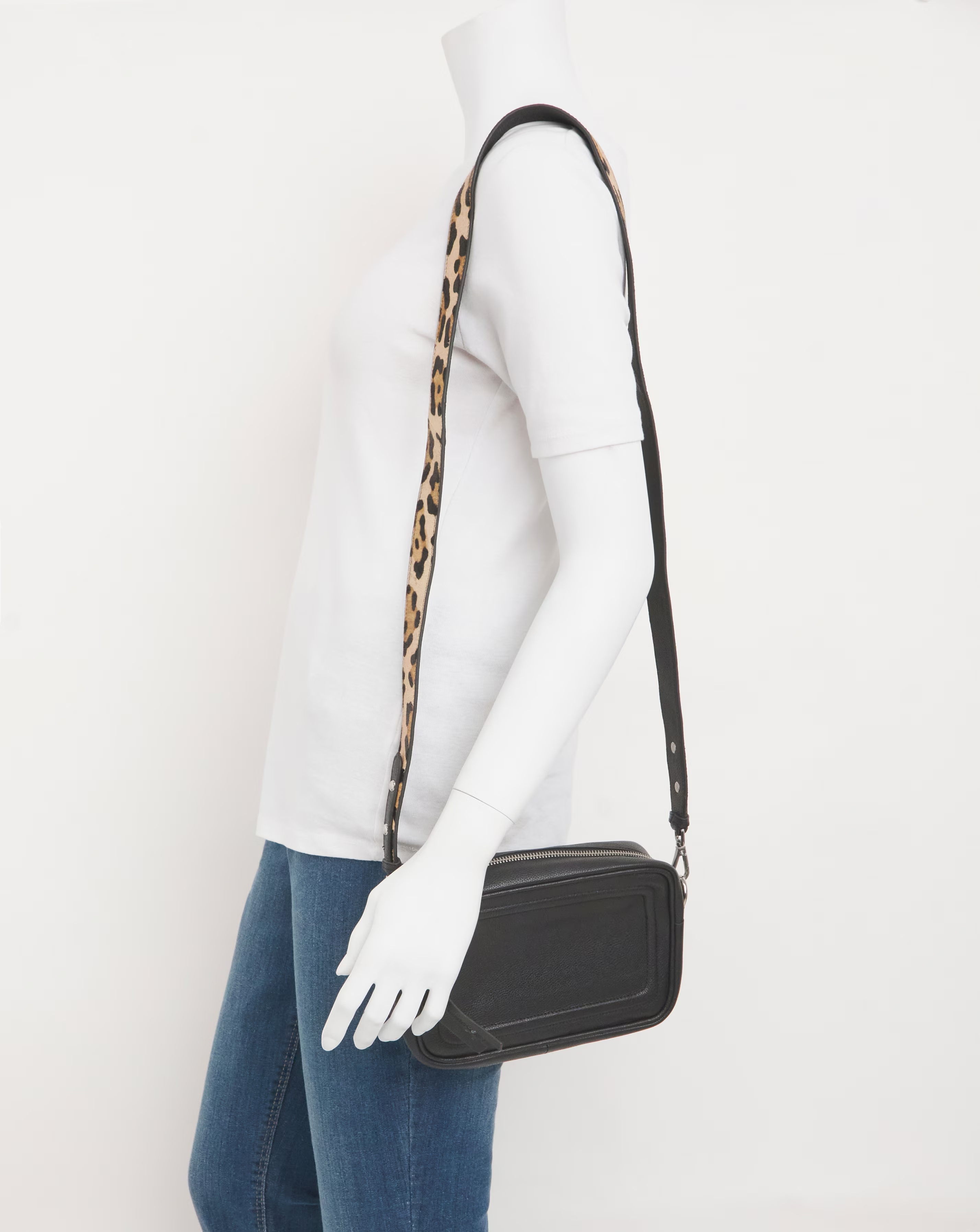 89131-black-modern-leather-camera-bag-1.jpg
