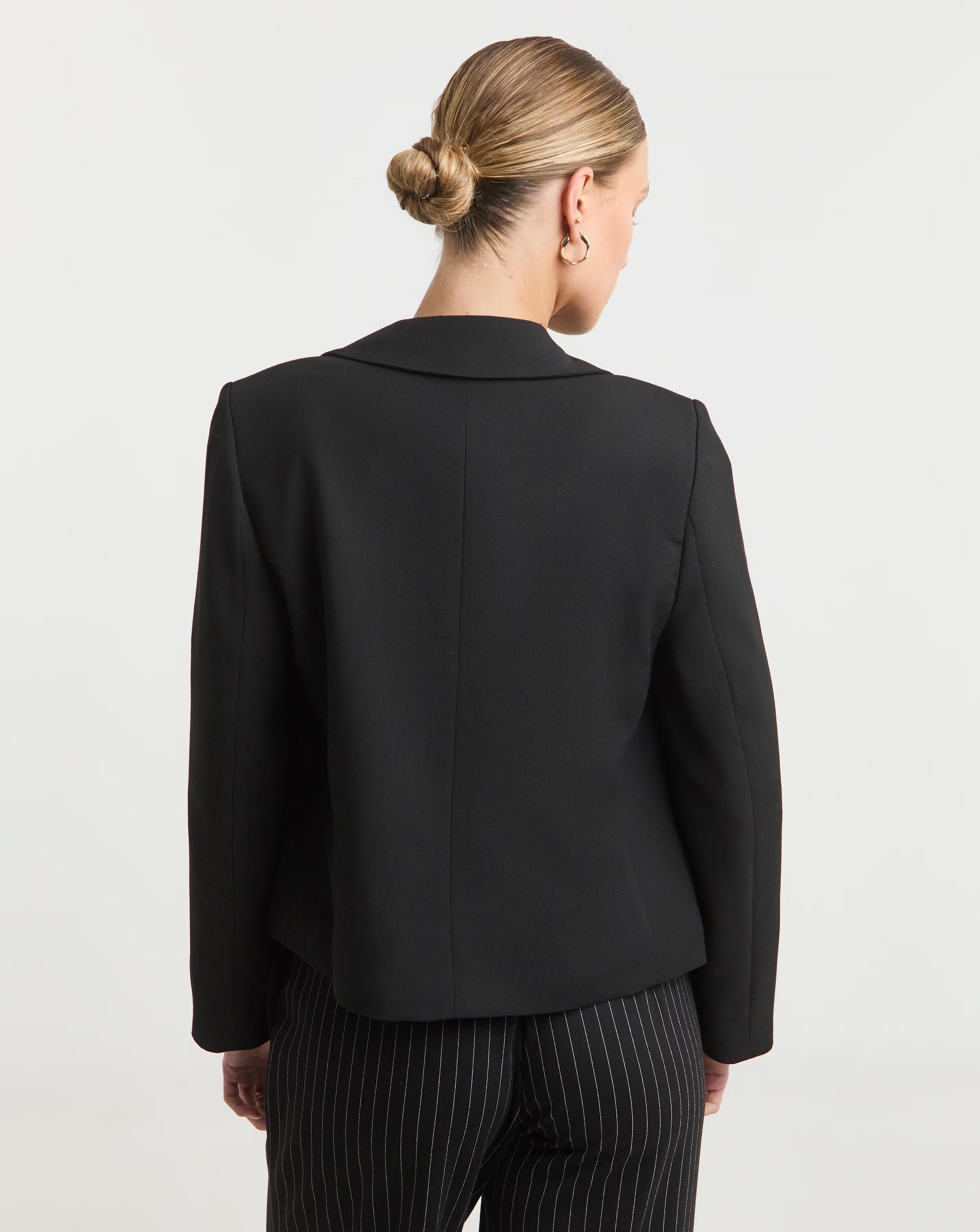 89683-black-cropped-blazer-1.webp
