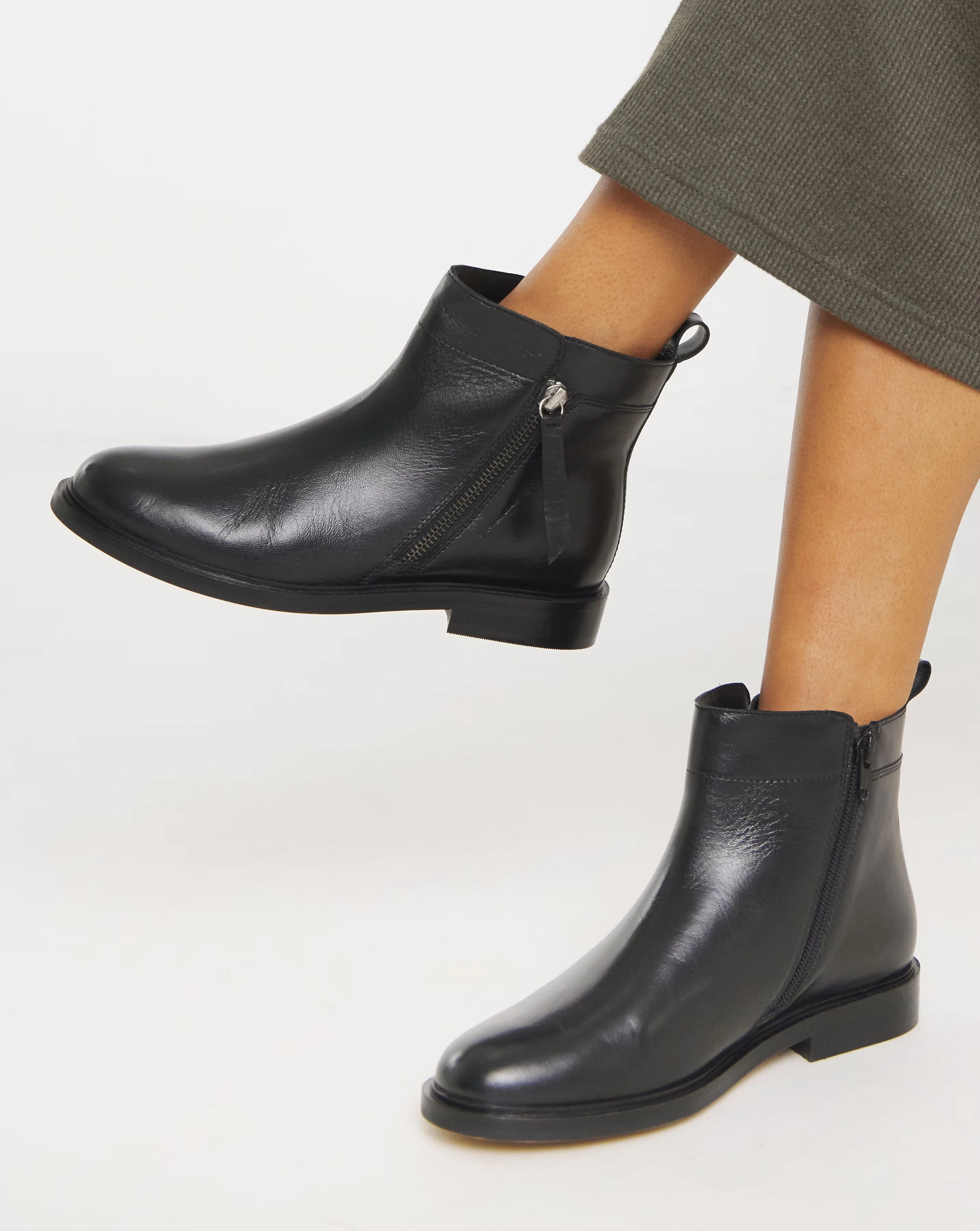 Camden Leather Side Zip Ankle Boot - Extra Wide Fit (EEE) 1 93123-camden-leather-side-zip-ankle-boot-extra-wide-fit-eee–1.webp