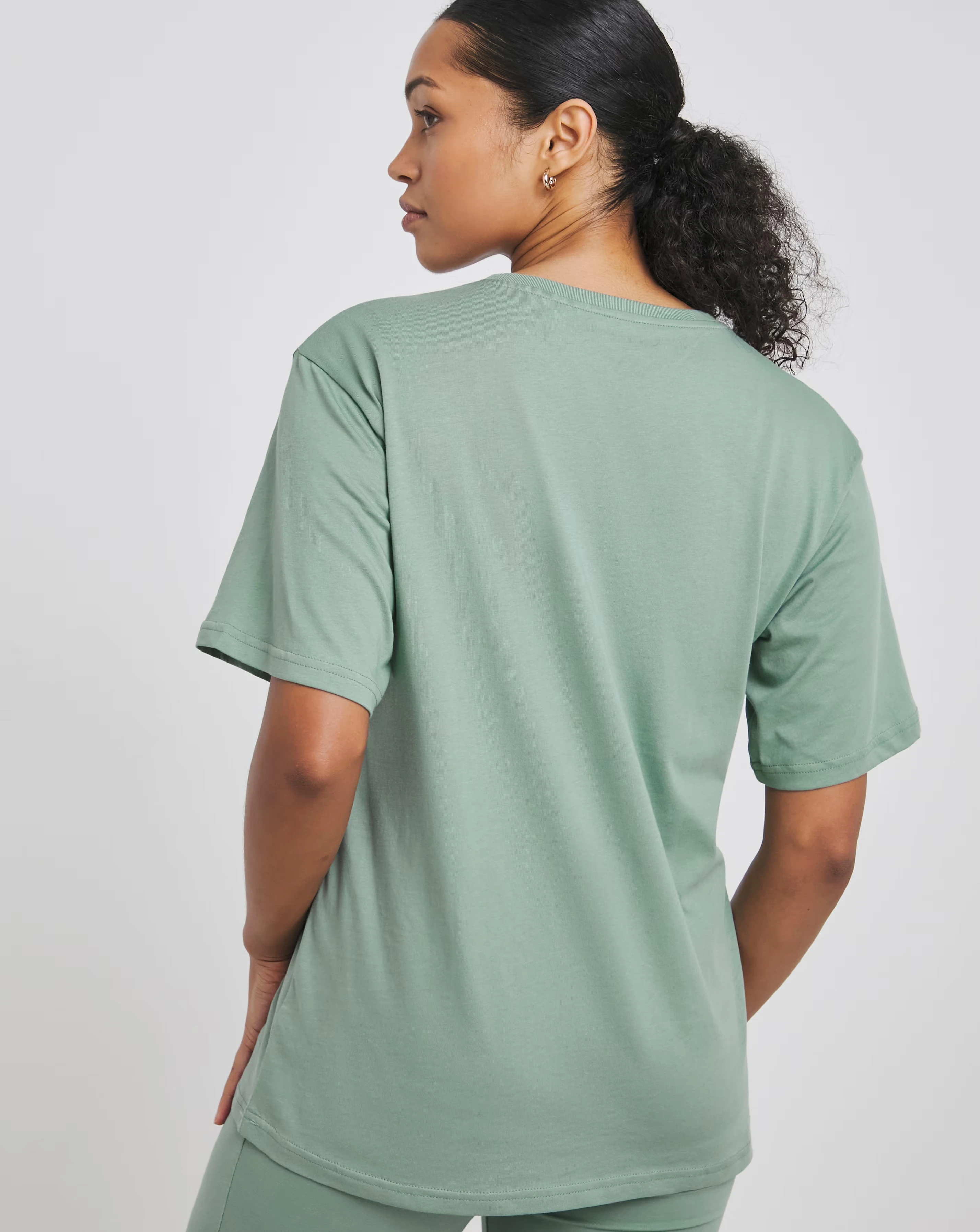 95465-puma-essentials-no-1-logo-relaxed-t-shirt-1.webp