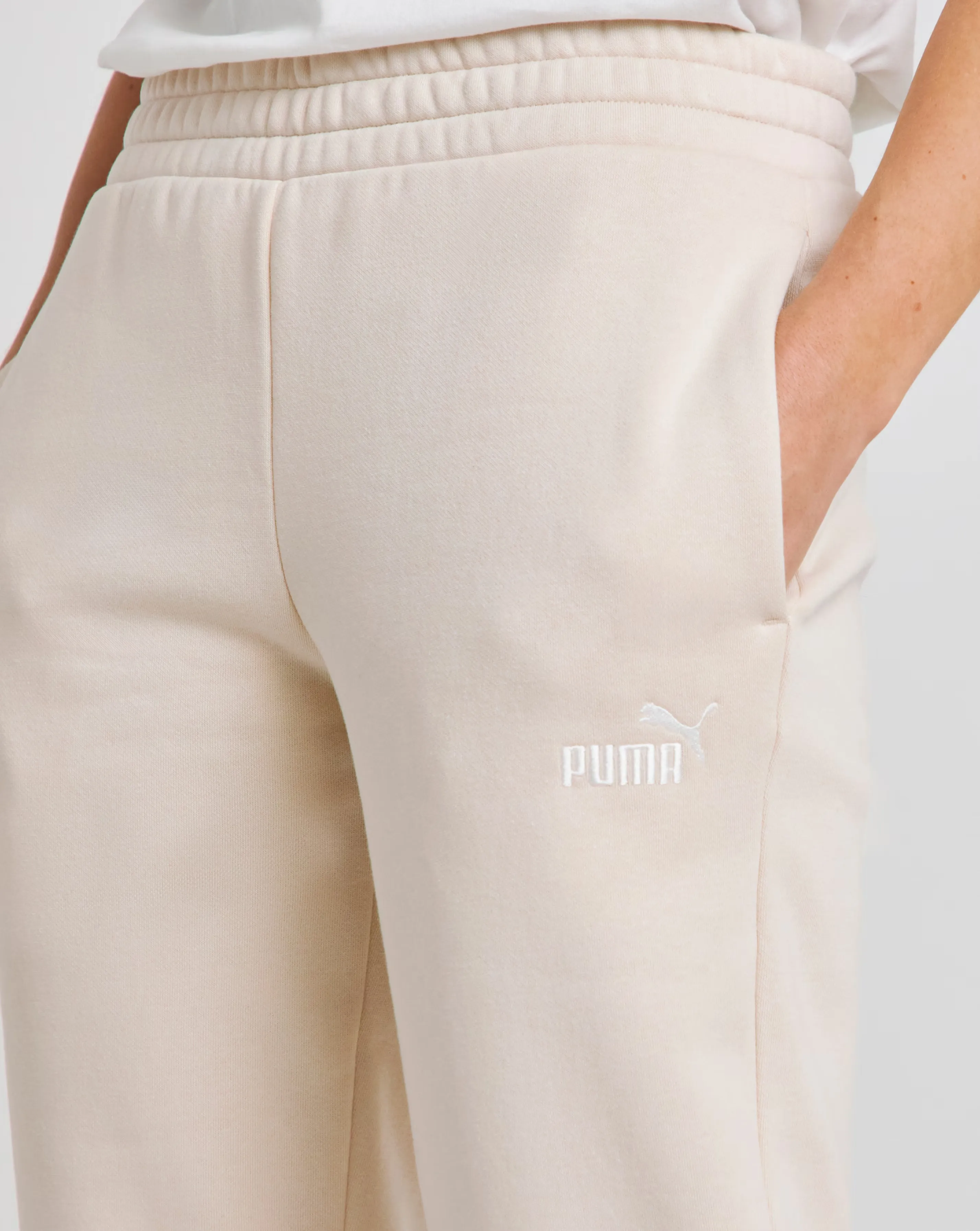 95563-puma-essentials-no-1-logo-fleece-sweatpants-1.jpg