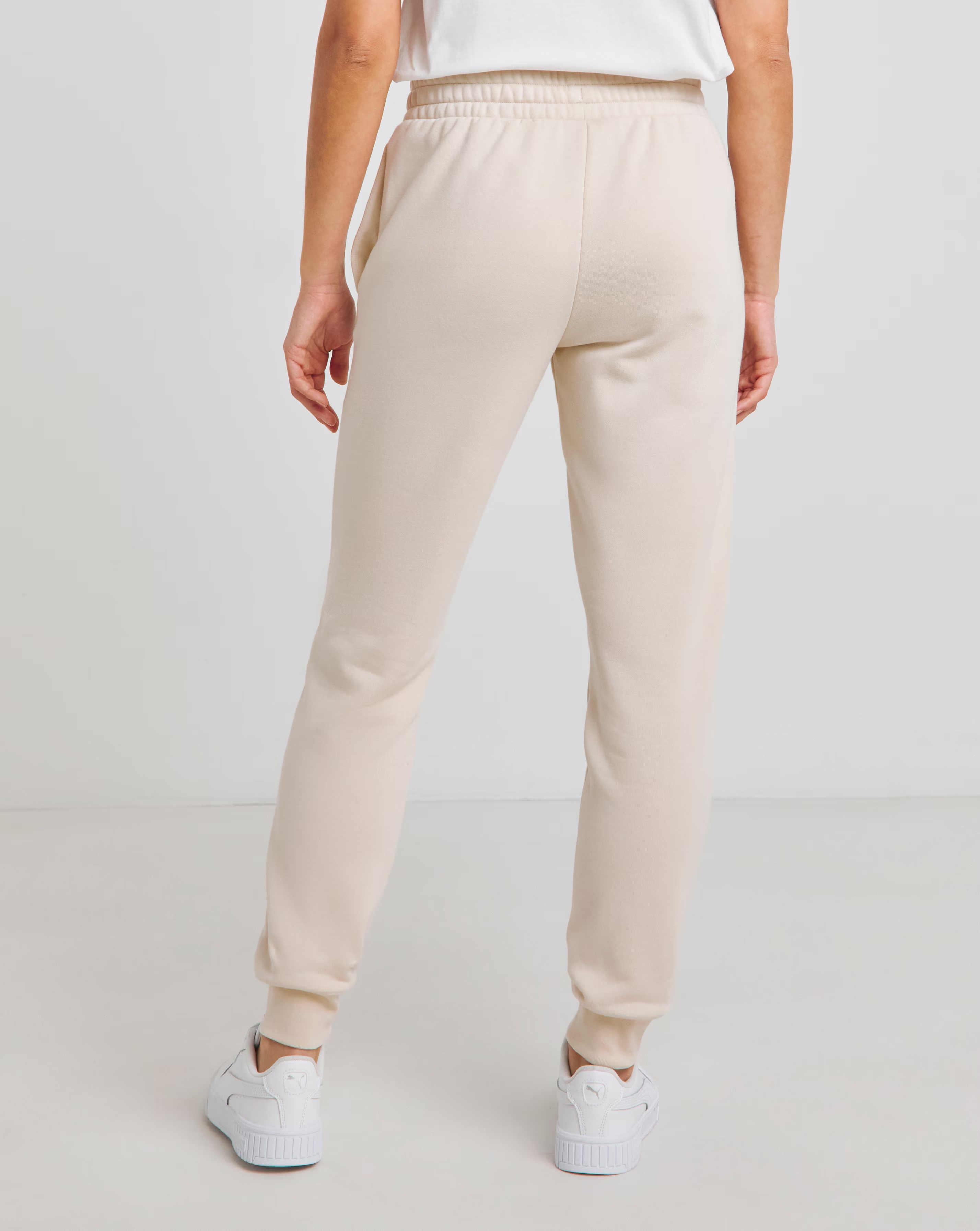 95563-puma-essentials-no-1-logo-fleece-sweatpants-1.jpg