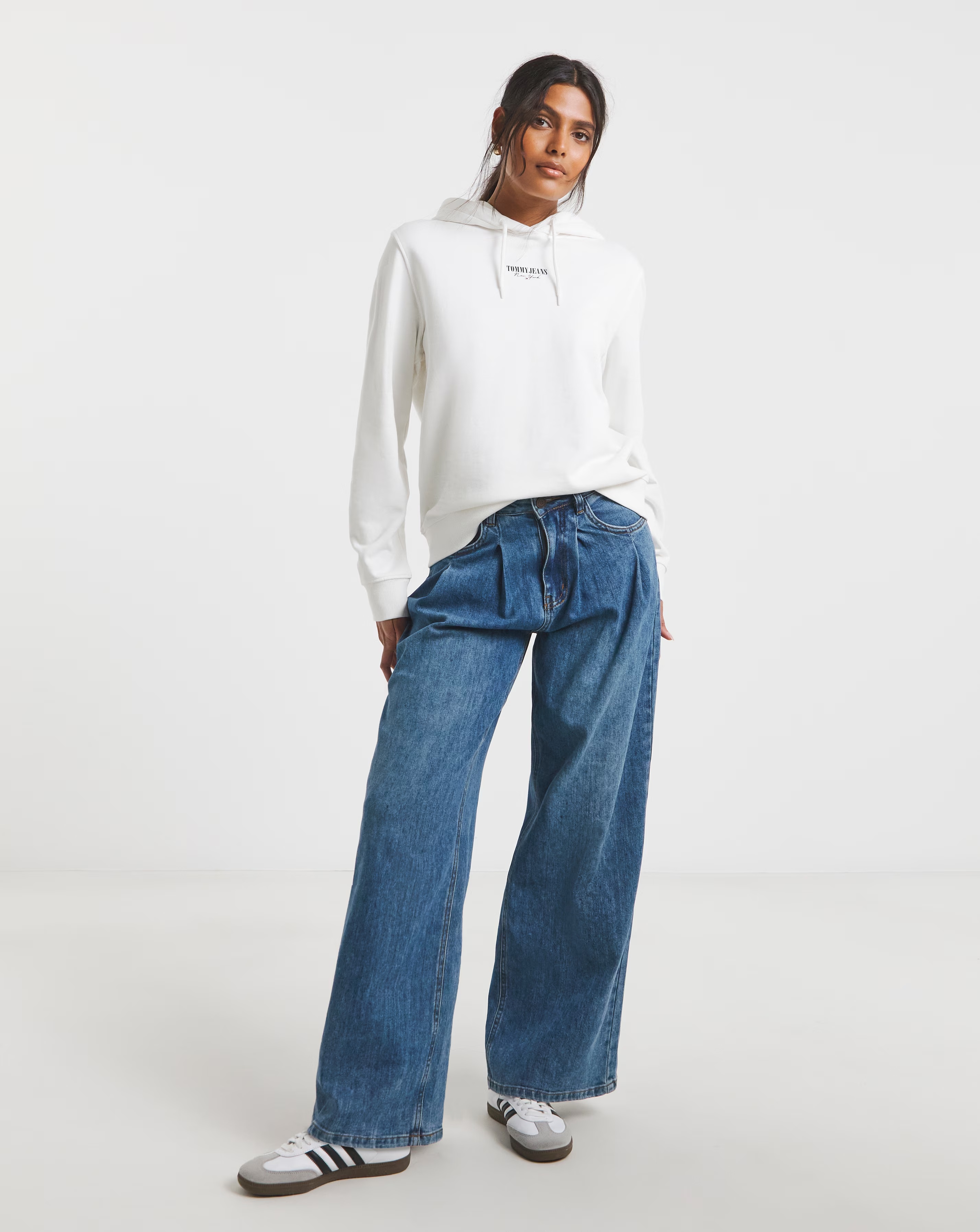 95938-tommy-jeans-essential-crew-hoodie-1.webp