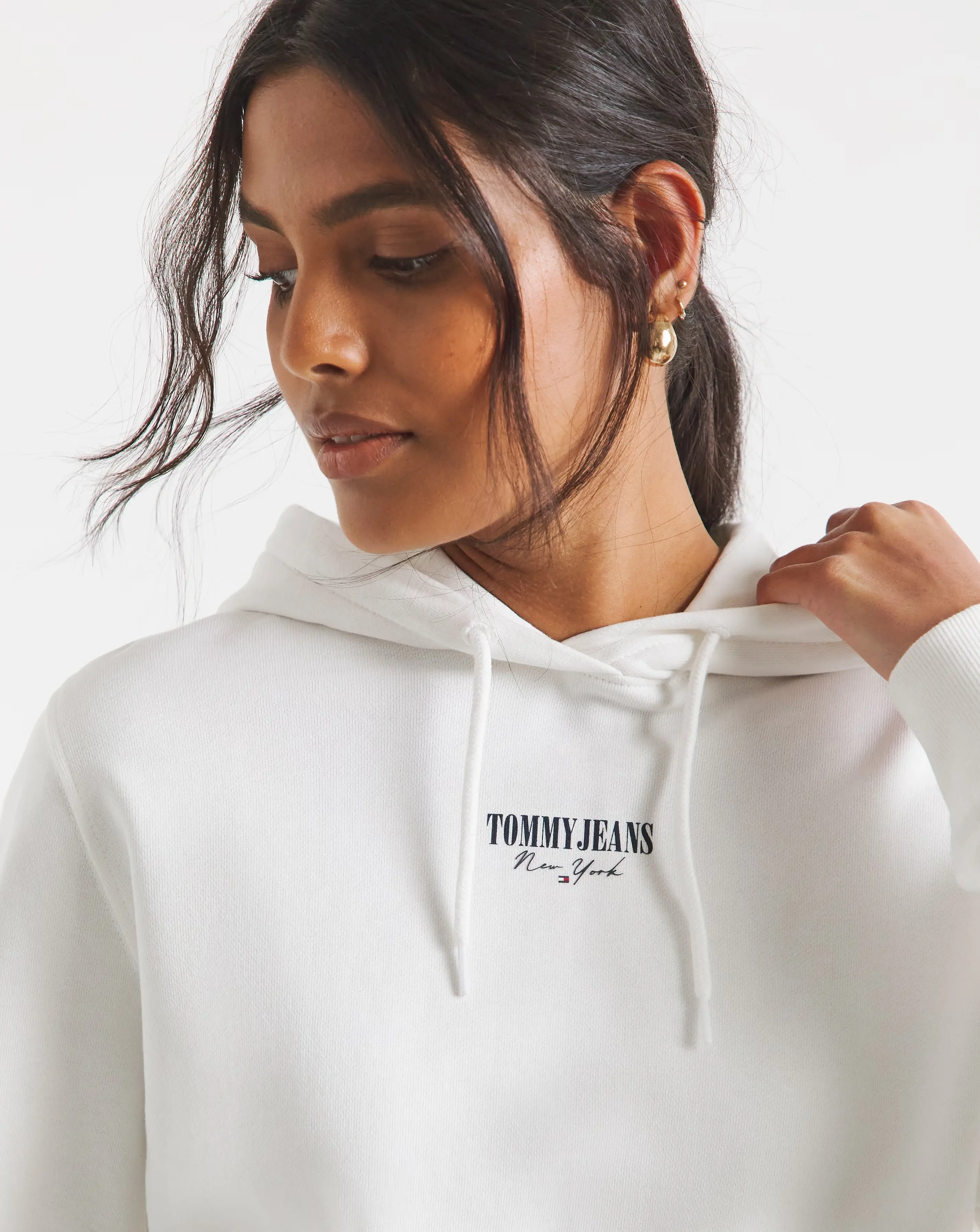 95938-tommy-jeans-essential-crew-hoodie-1.webp