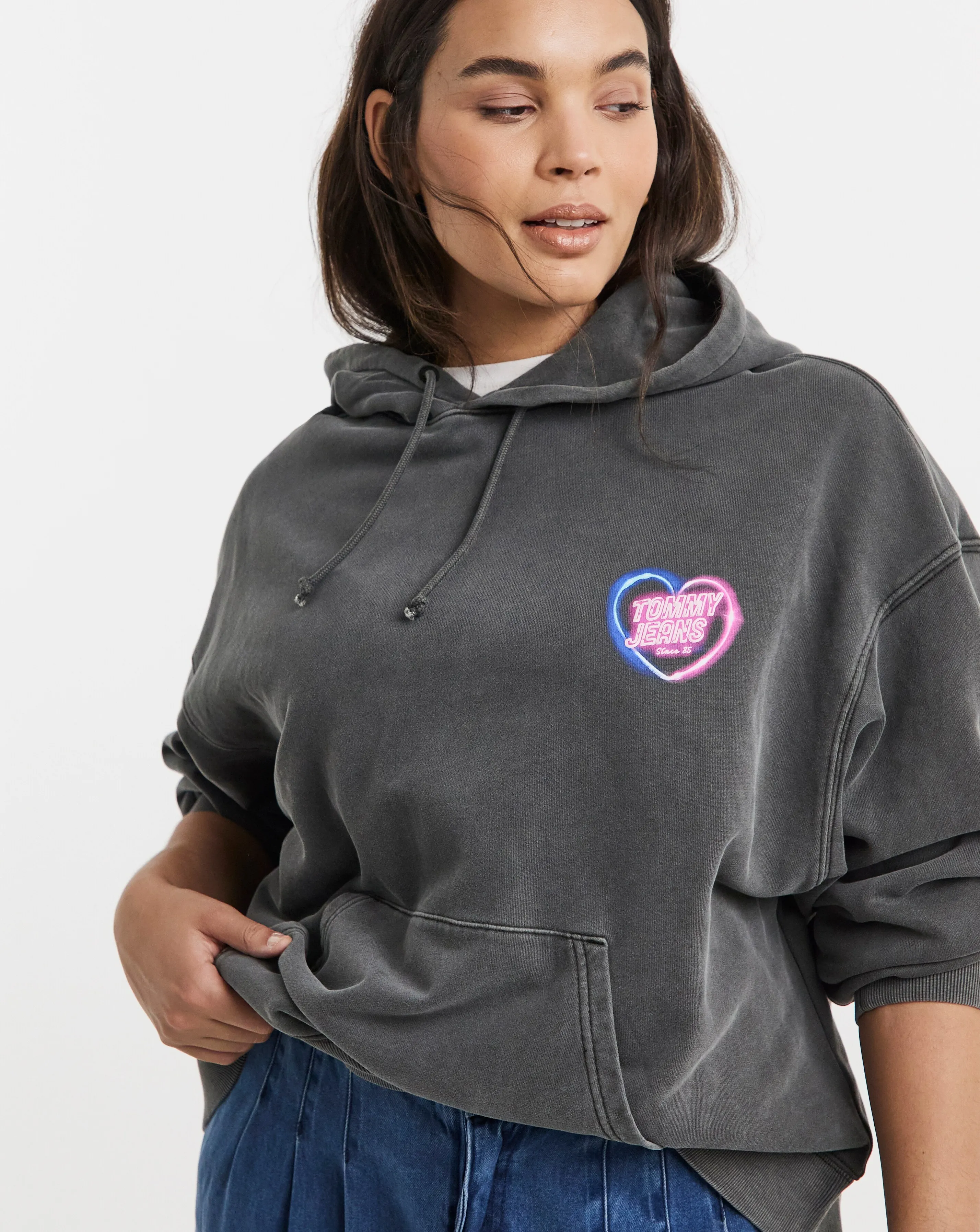 95949-tommy-jeans-neon-box-hoodie-1.webp