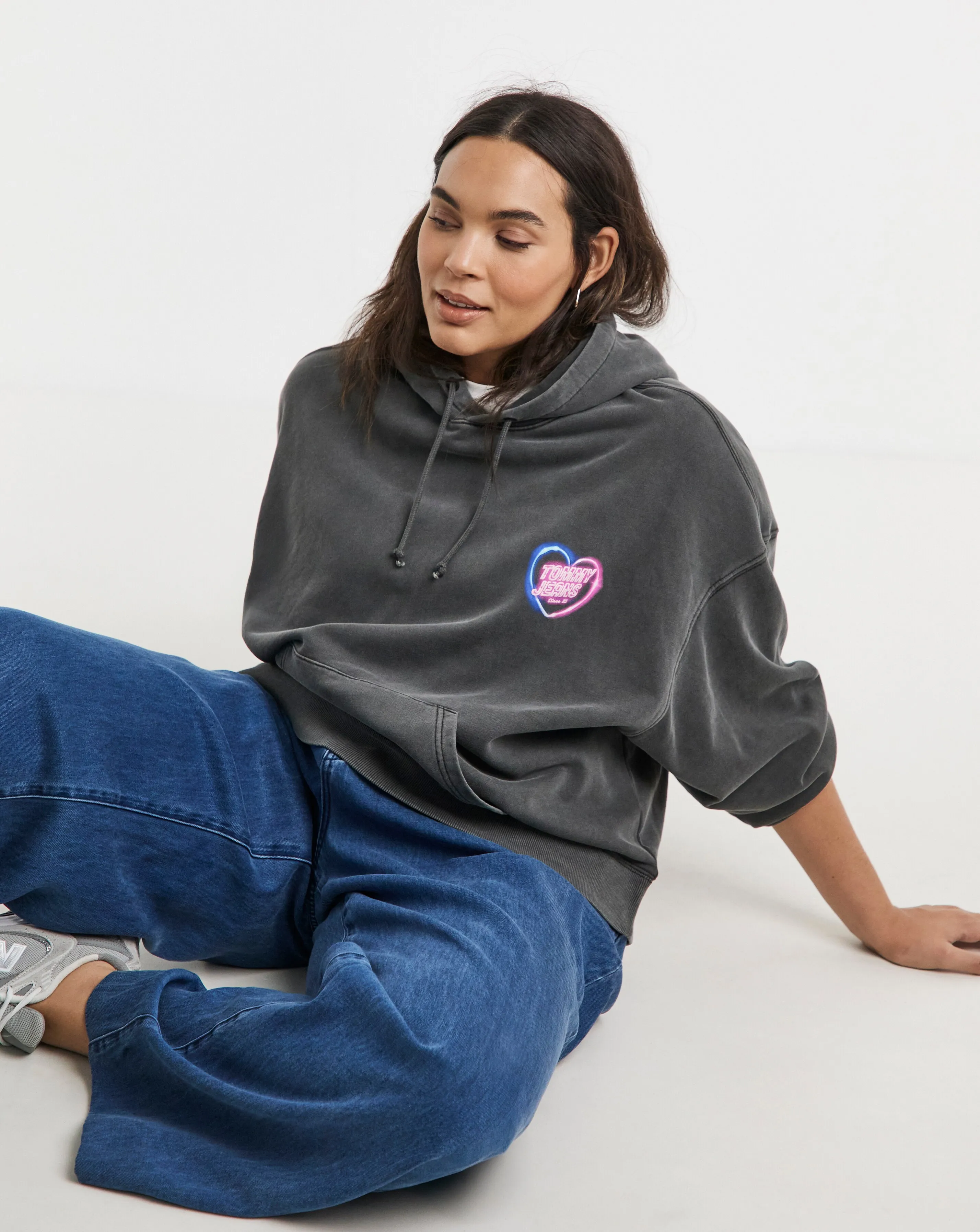 95949-tommy-jeans-neon-box-hoodie-1.webp