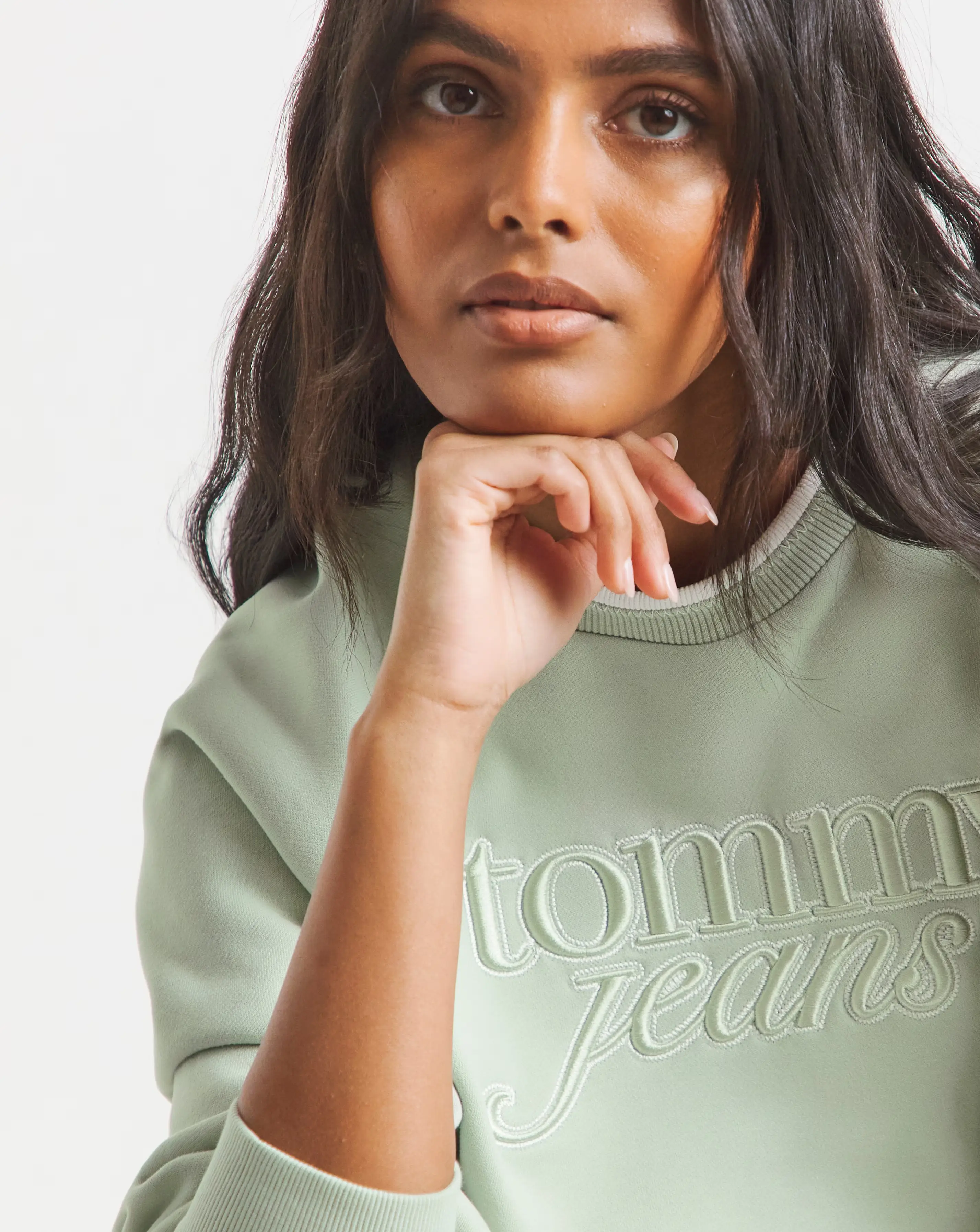 95971-tommy-jeans-relaxed-script-sweatshirt-1.webp