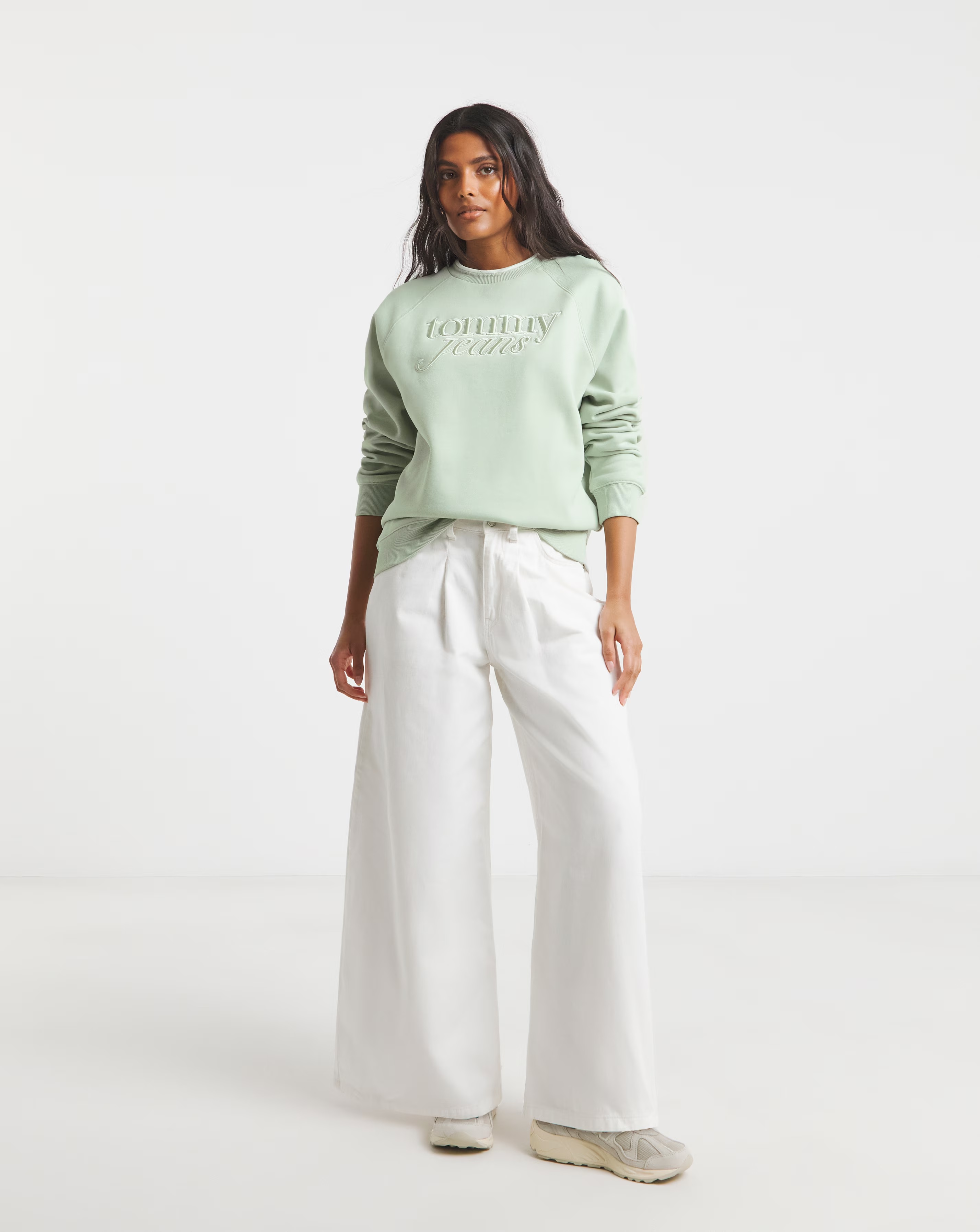 95971-tommy-jeans-relaxed-script-sweatshirt-1.webp